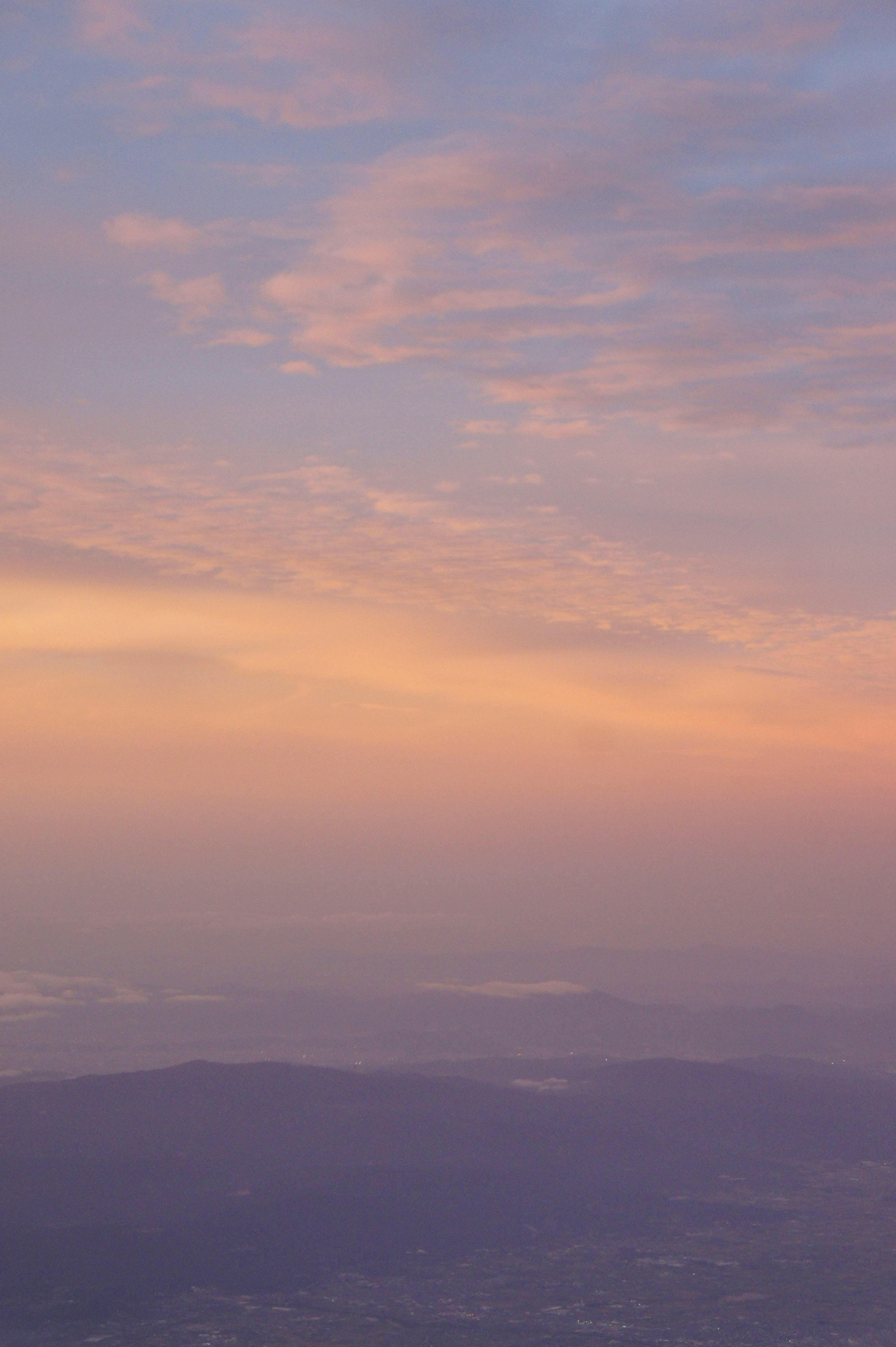 夕暮れの空と遠くの山並み