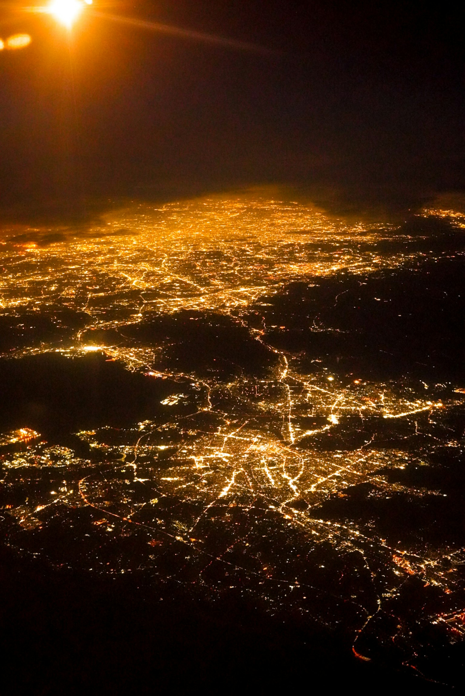 夜間城市的航空視圖，街道和路燈閃爍