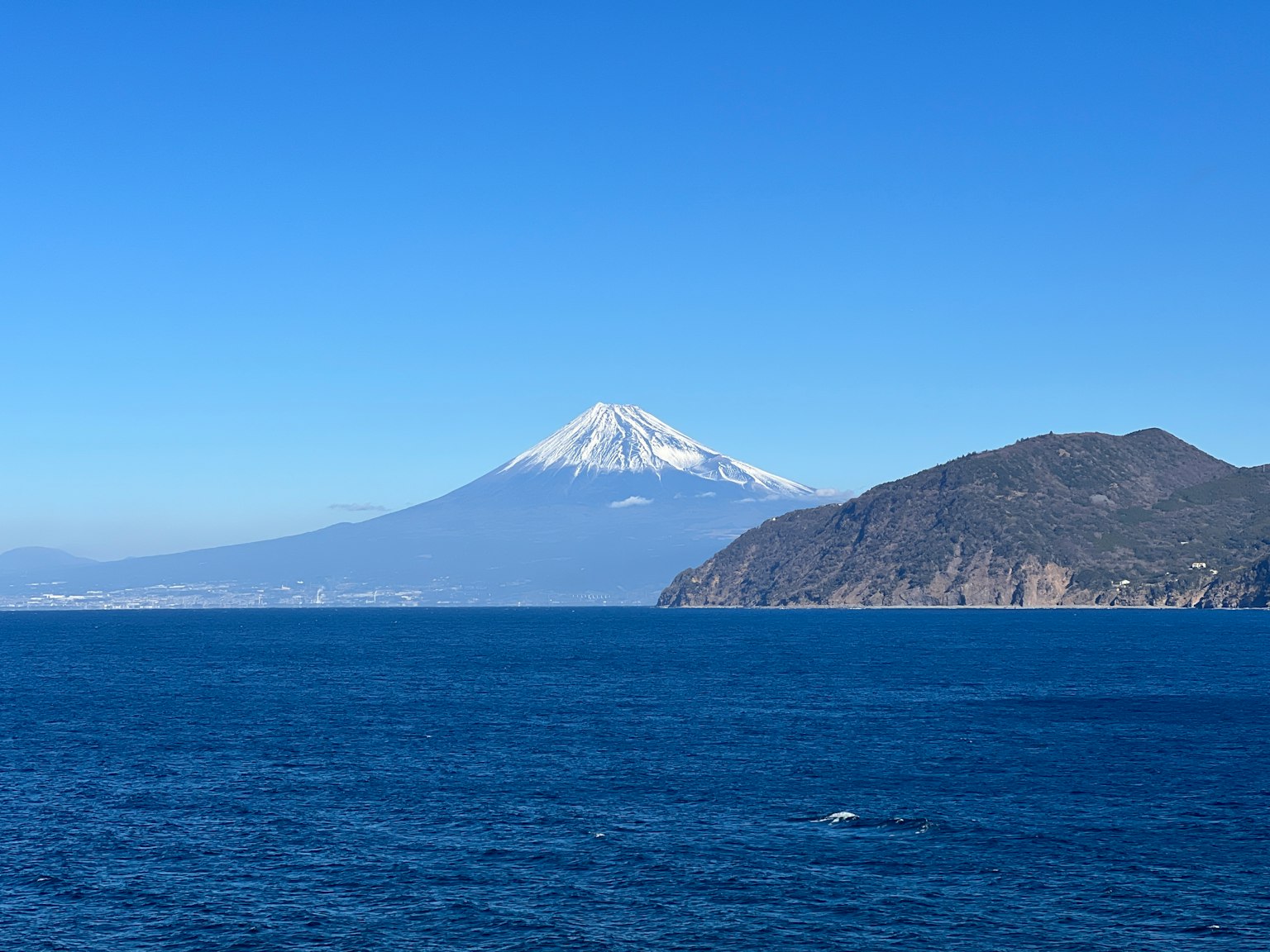 Vue panoramique du mont Fuji avec un sommet enneigé sur une mer bleue
