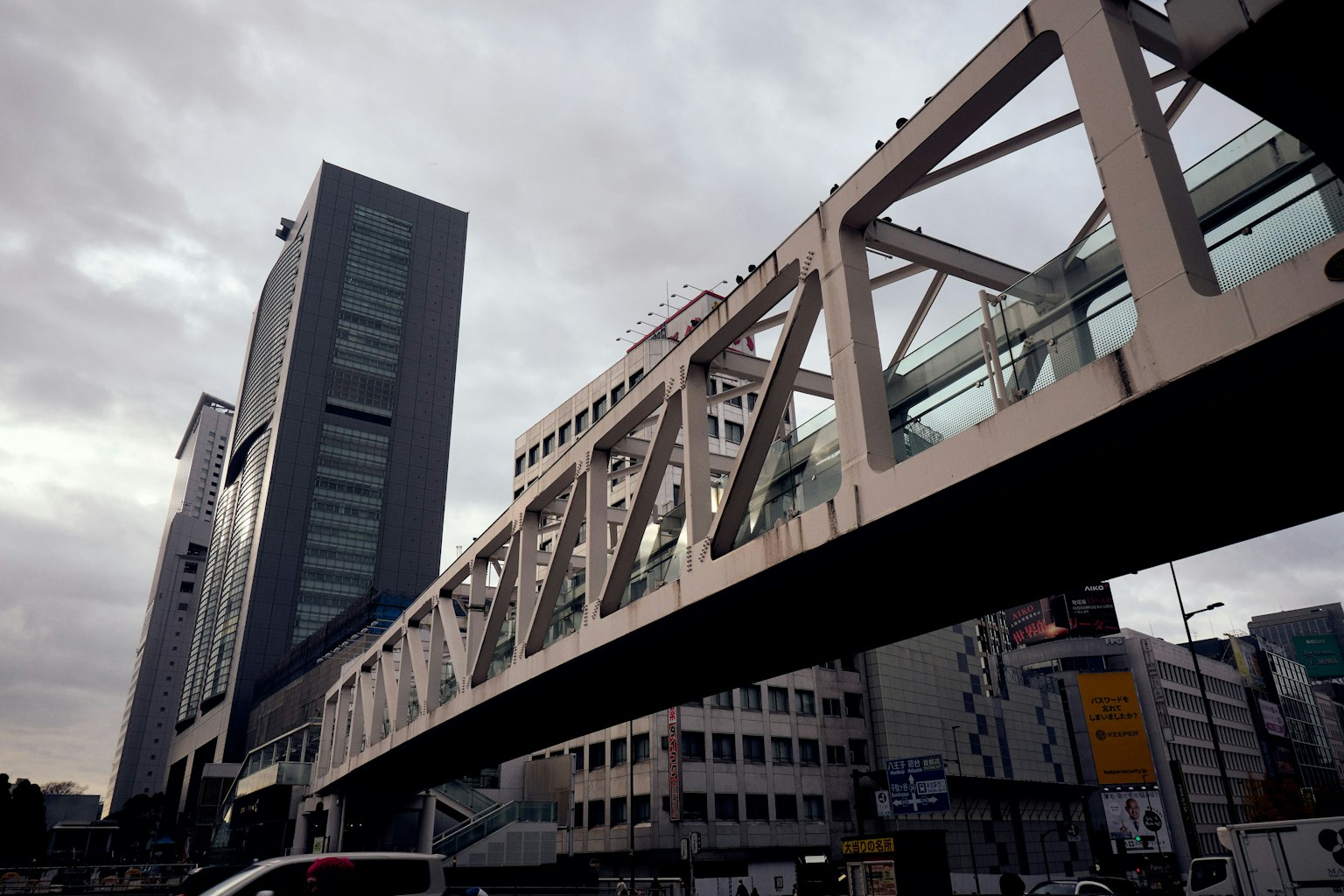 Paisaje urbano con edificios modernos y un puente peatonal
