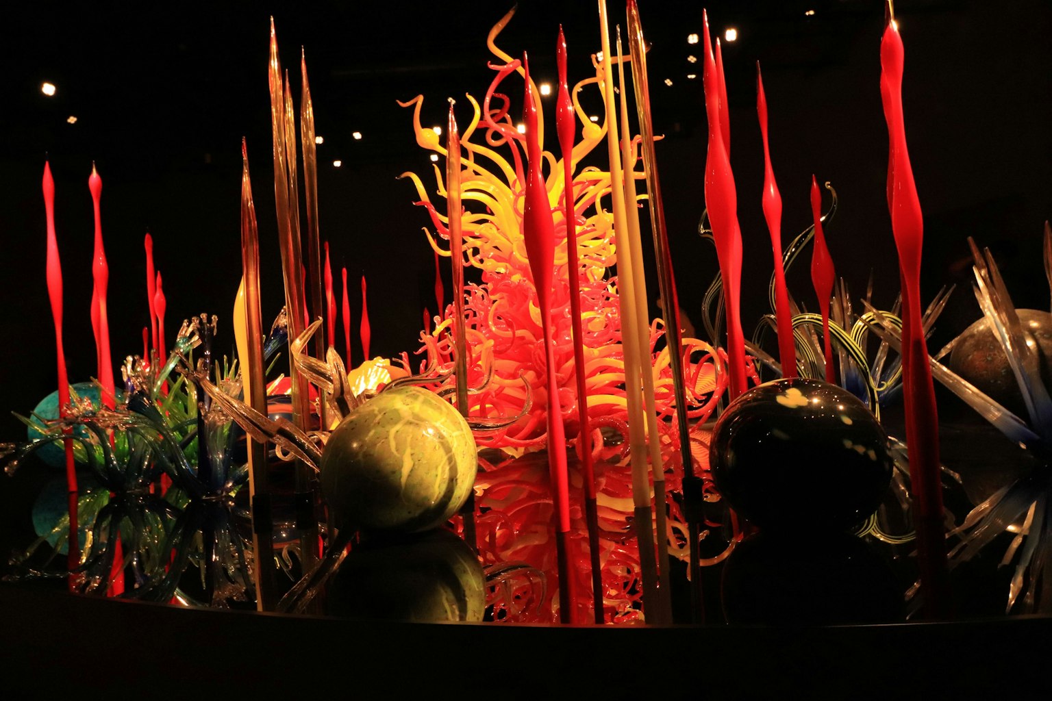 色彩斑斓的玻璃艺术展览，展现生动的形状和纹理