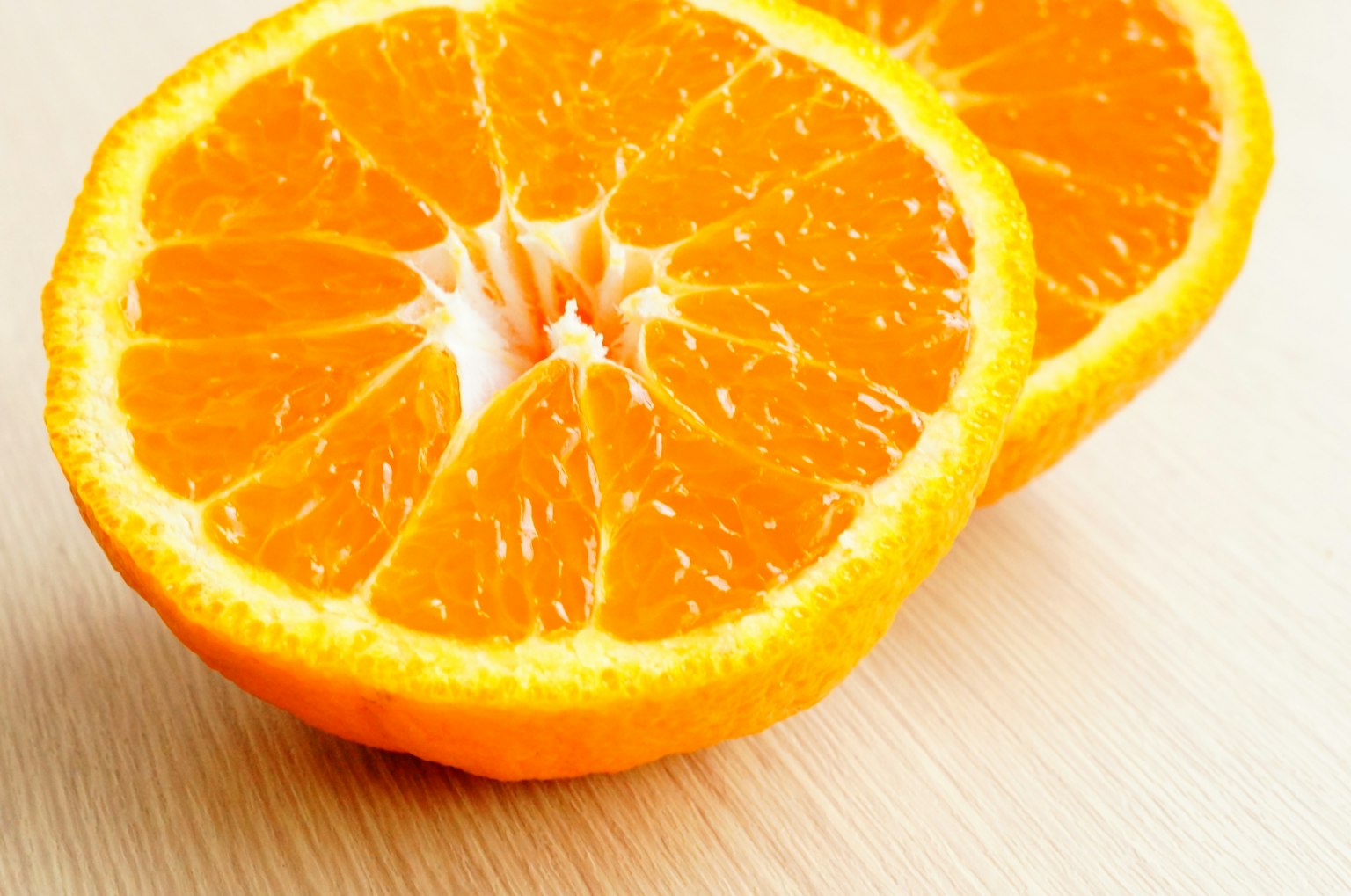 Mitad de una naranja en una mesa de madera