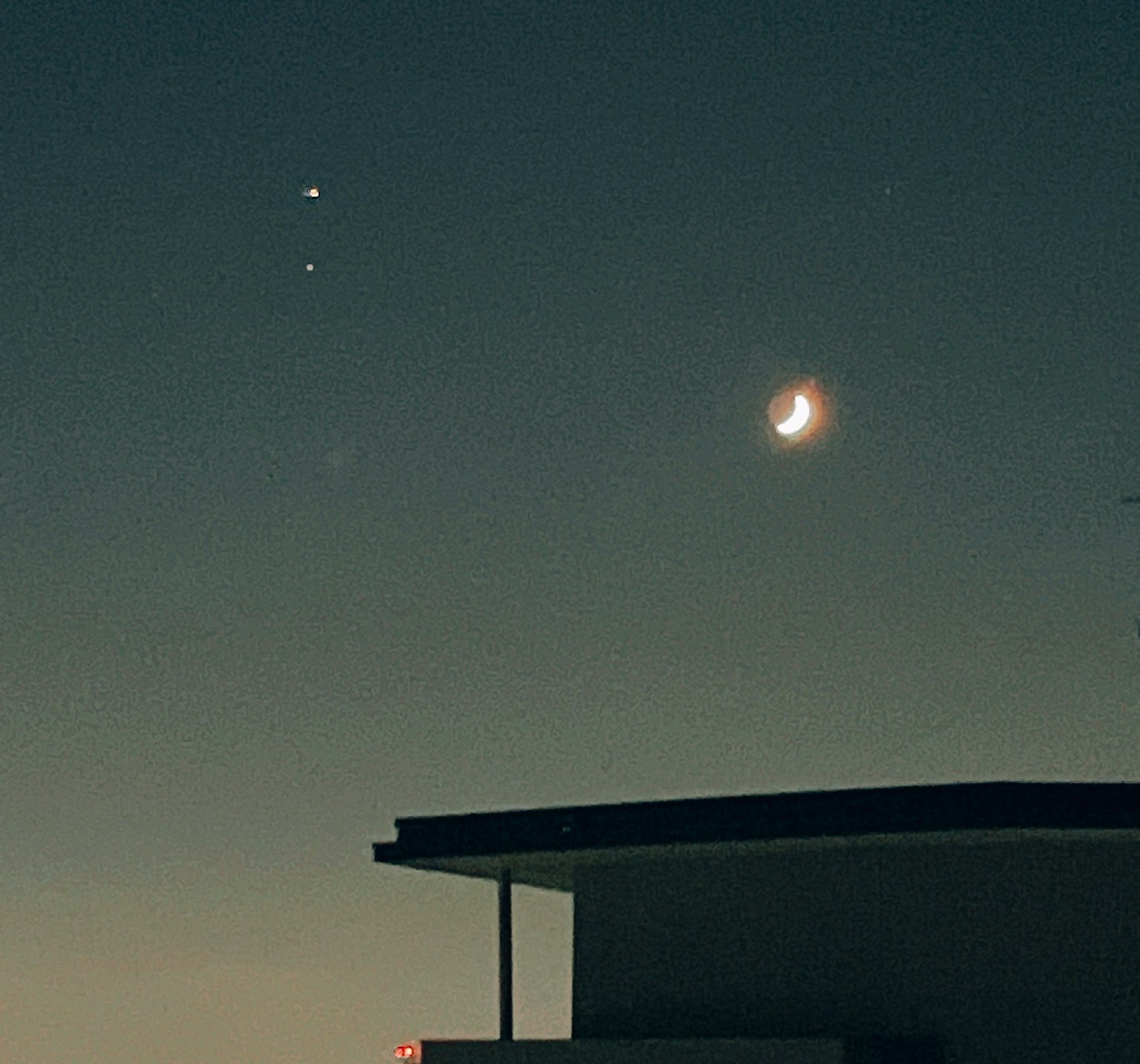 Una vista splendida della luna e delle stelle nel cielo notturno