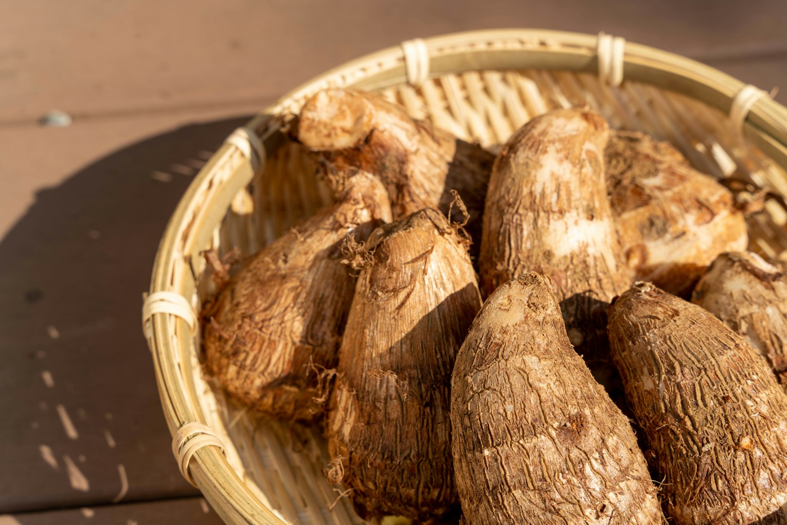 Un panier rempli de différentes racines de taro