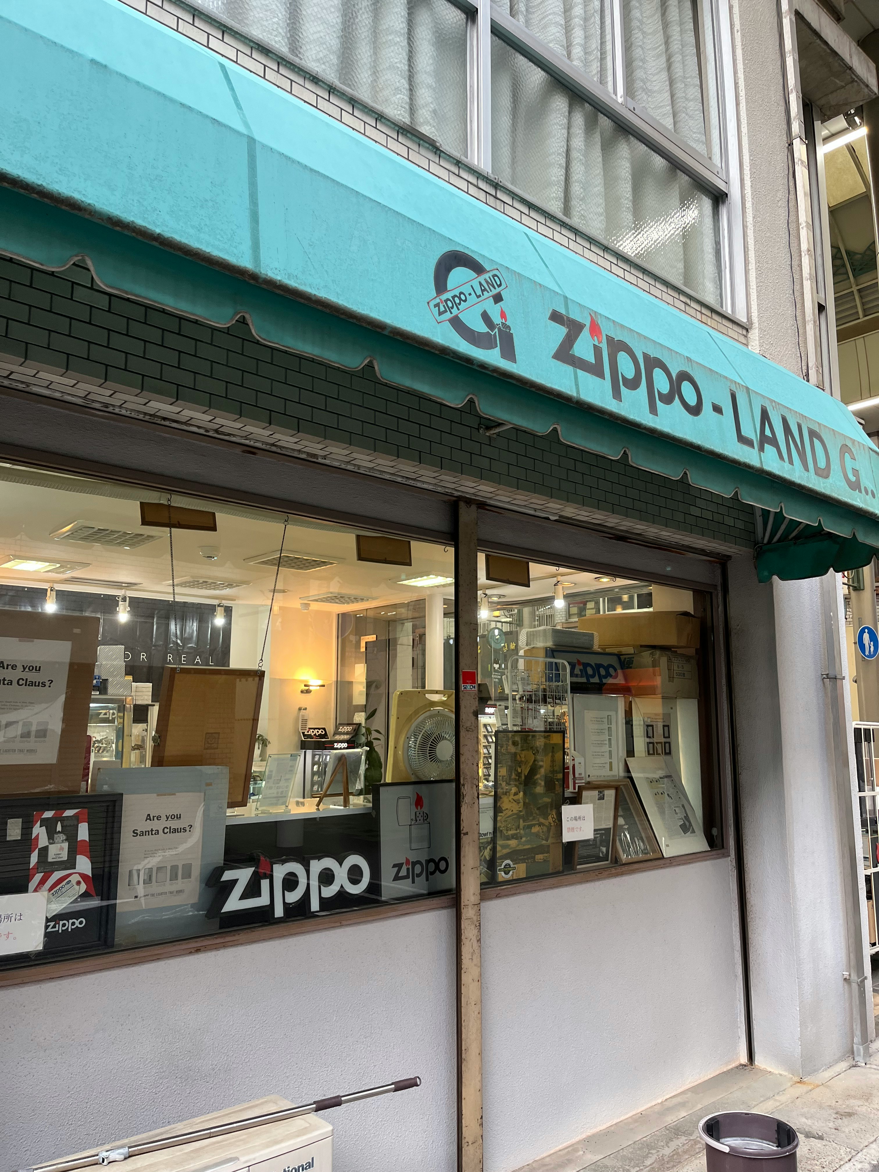有Zippo招牌的店面櫥窗