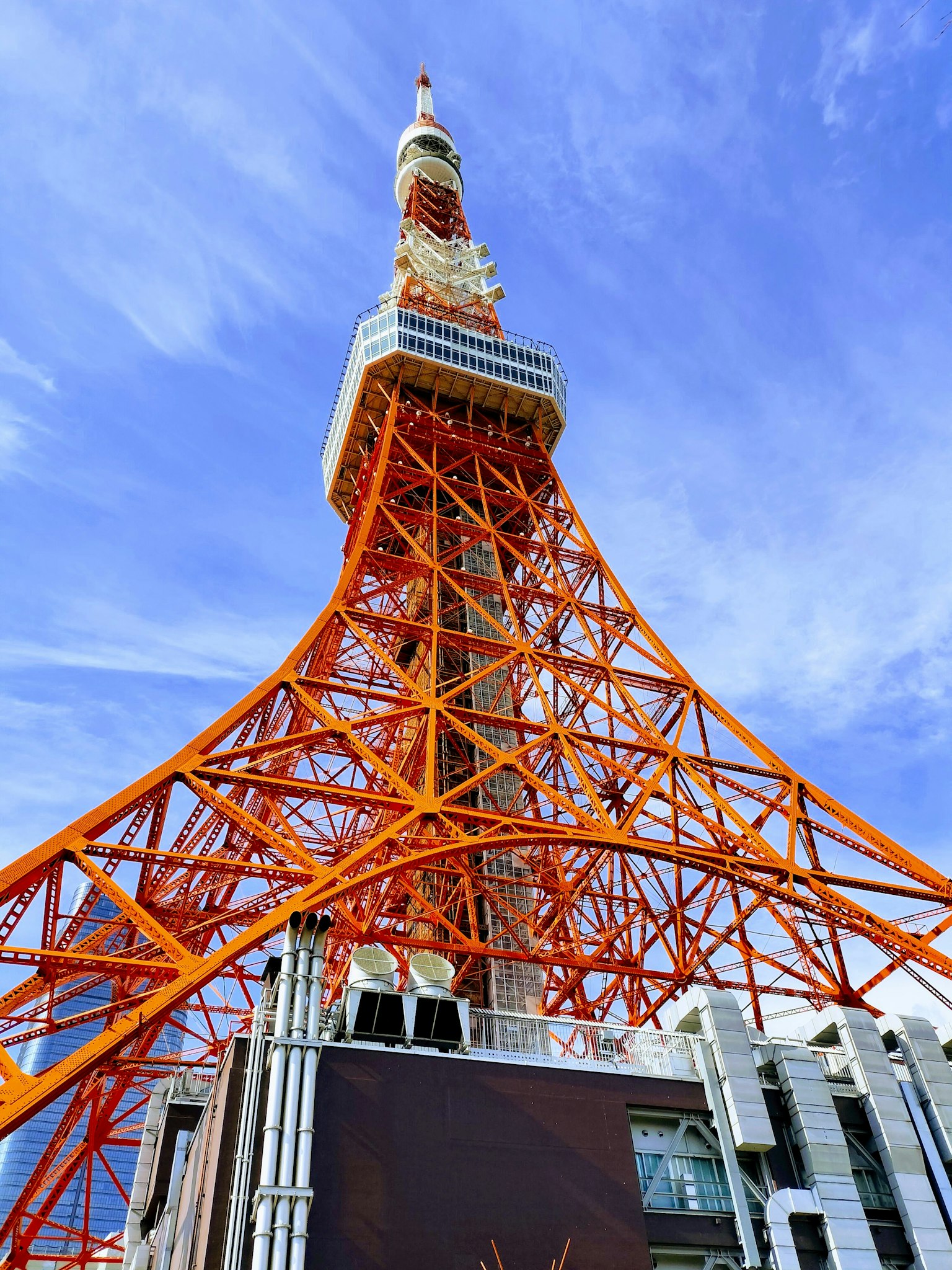 Torre de Tokio con estructura naranja y cielo azul