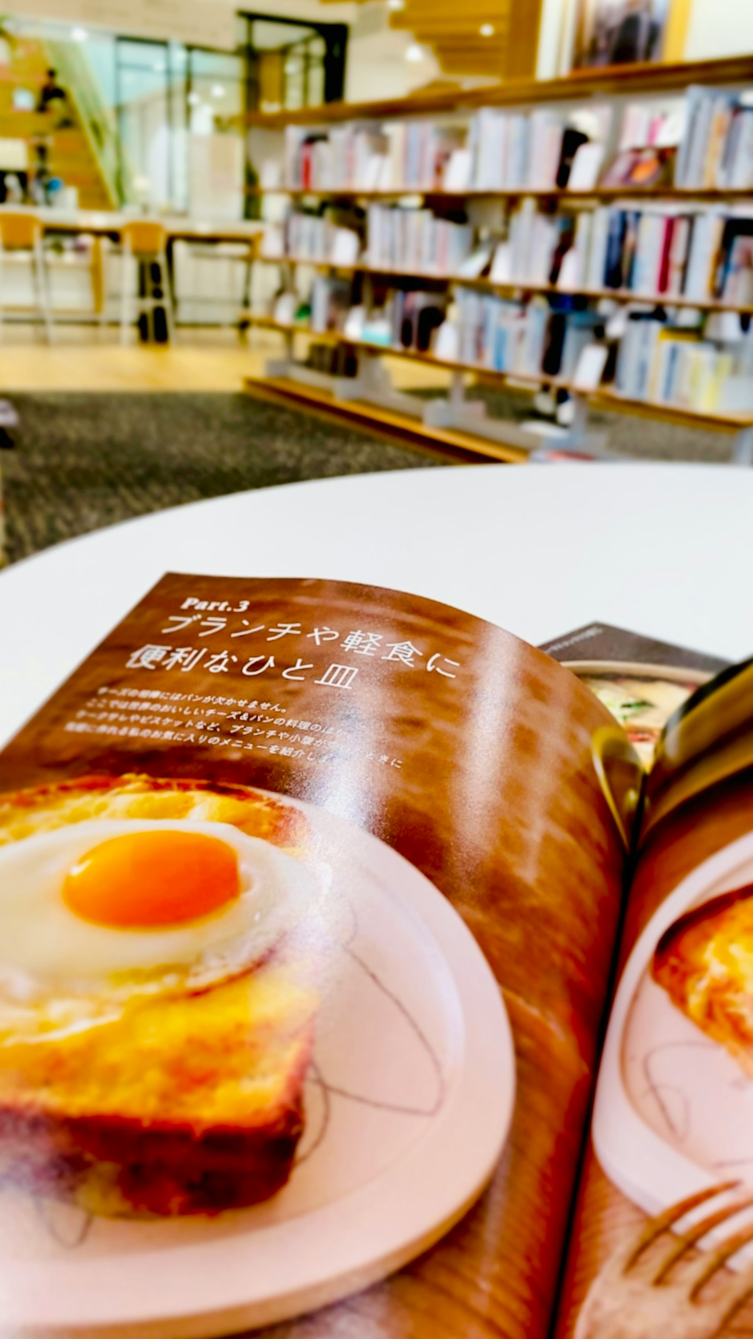 在舒适咖啡馆里的食谱中展示的美味吐司和煎蛋