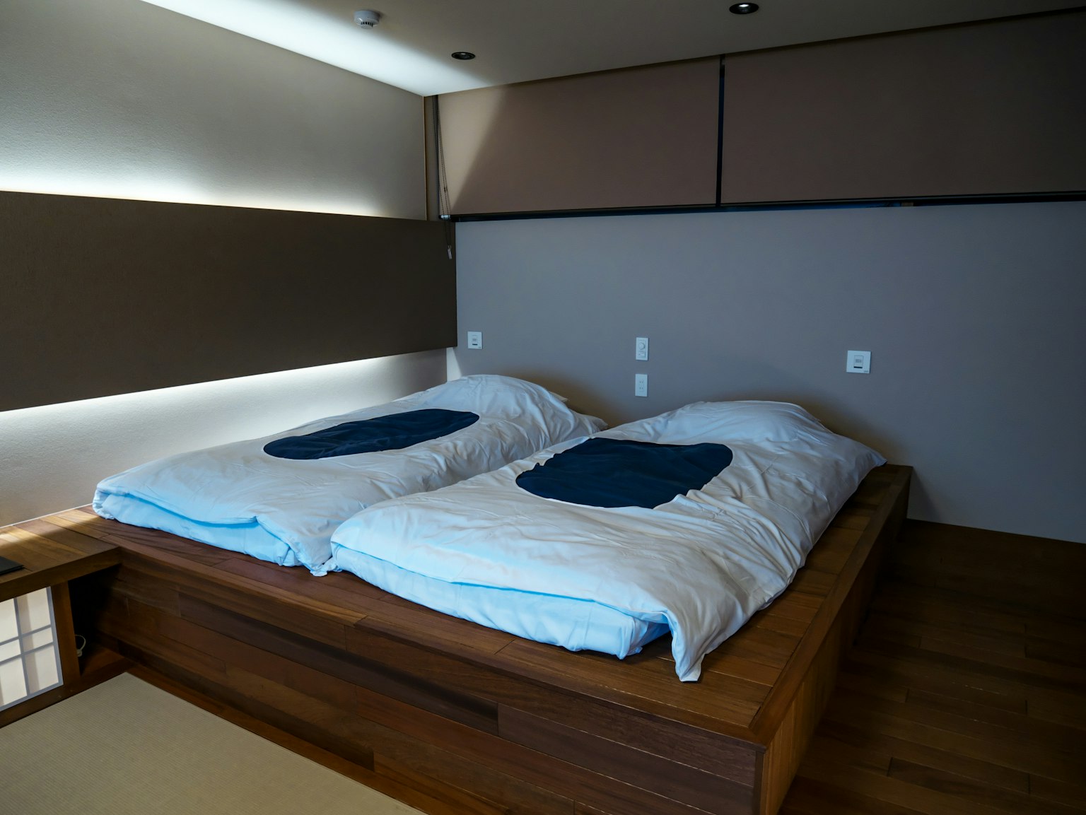 Camera da letto moderna e semplice con due futon disposti affiancati