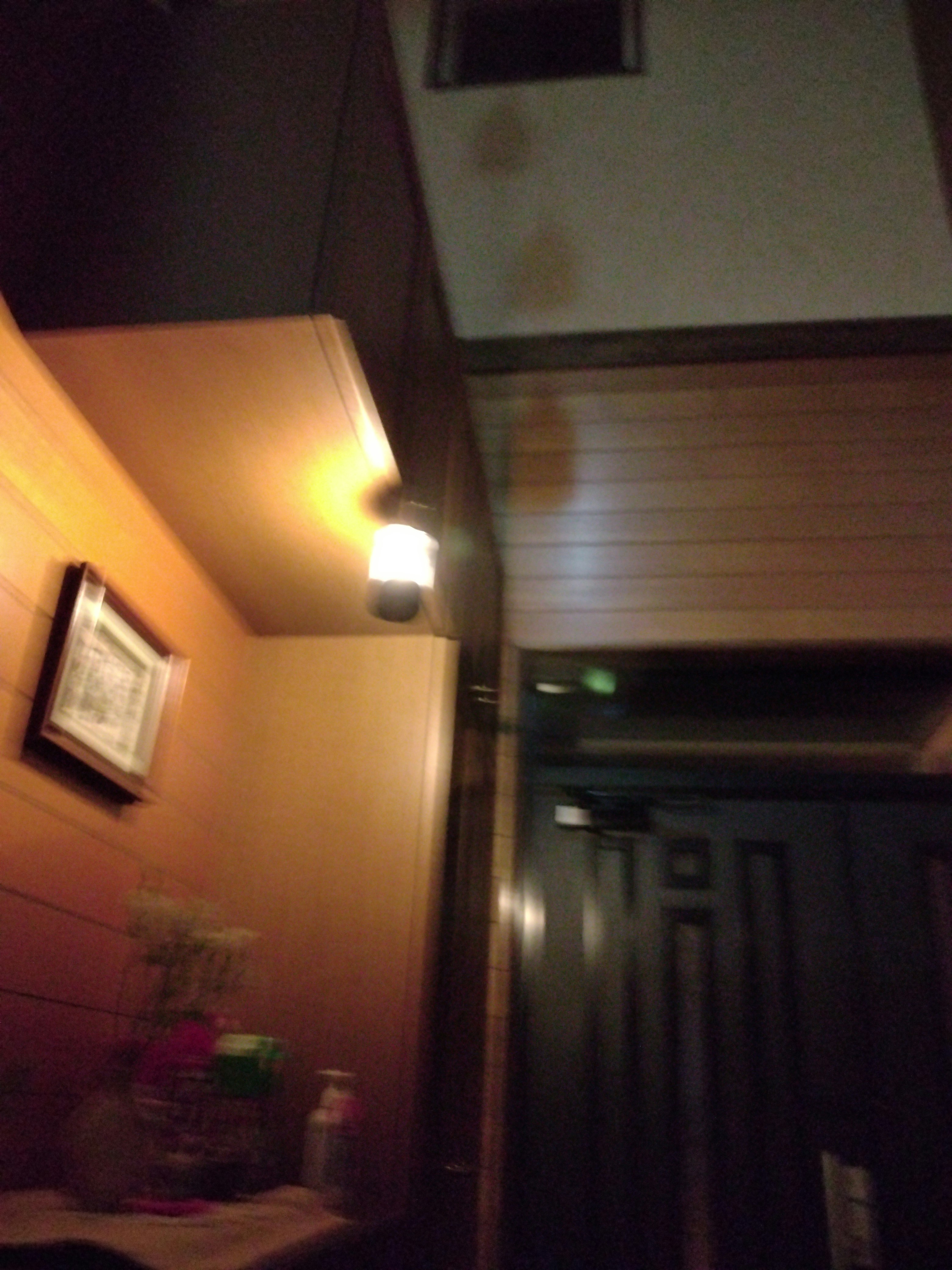 玄関先の灯りとランタンが照らす夜の路地