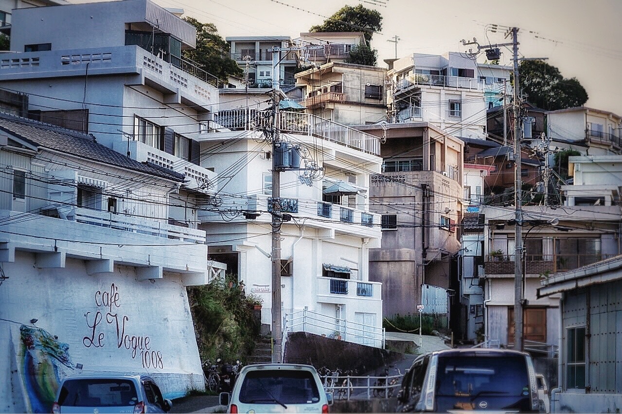 ruelle au style amalfi au Japon avec bâtiments blancs et pente