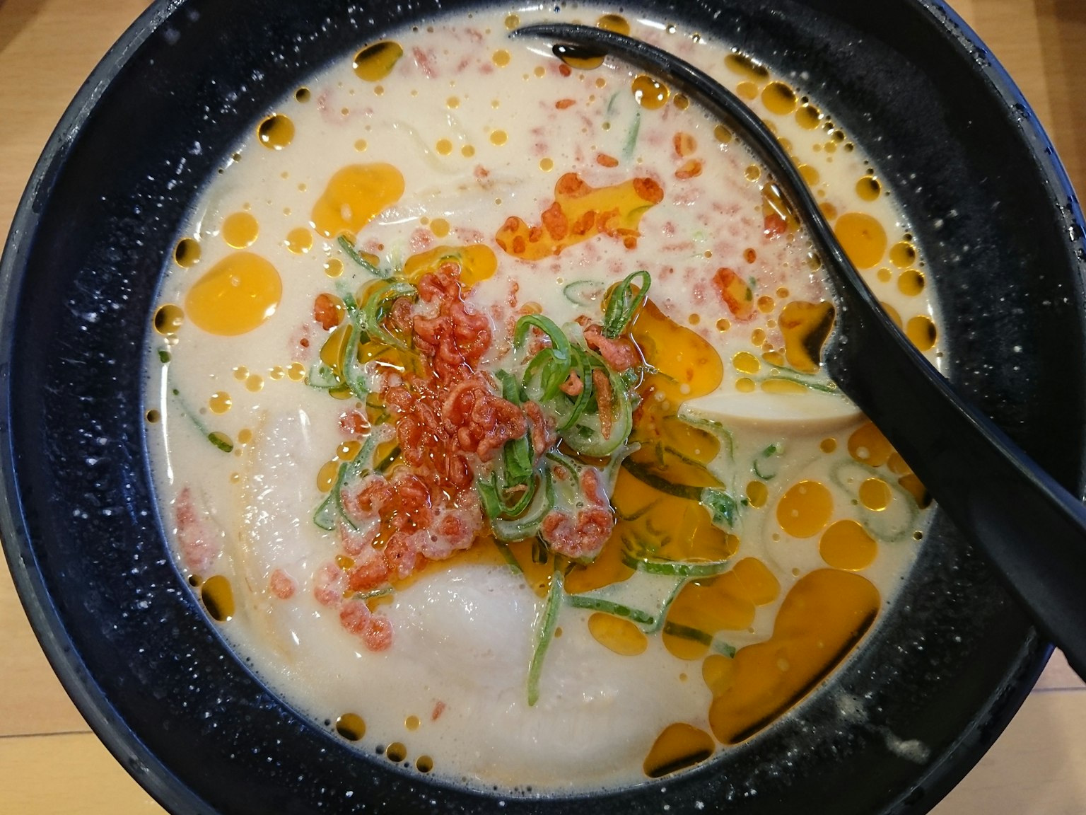 Mì ramen nước dùng kem với hành lá và trứng cá