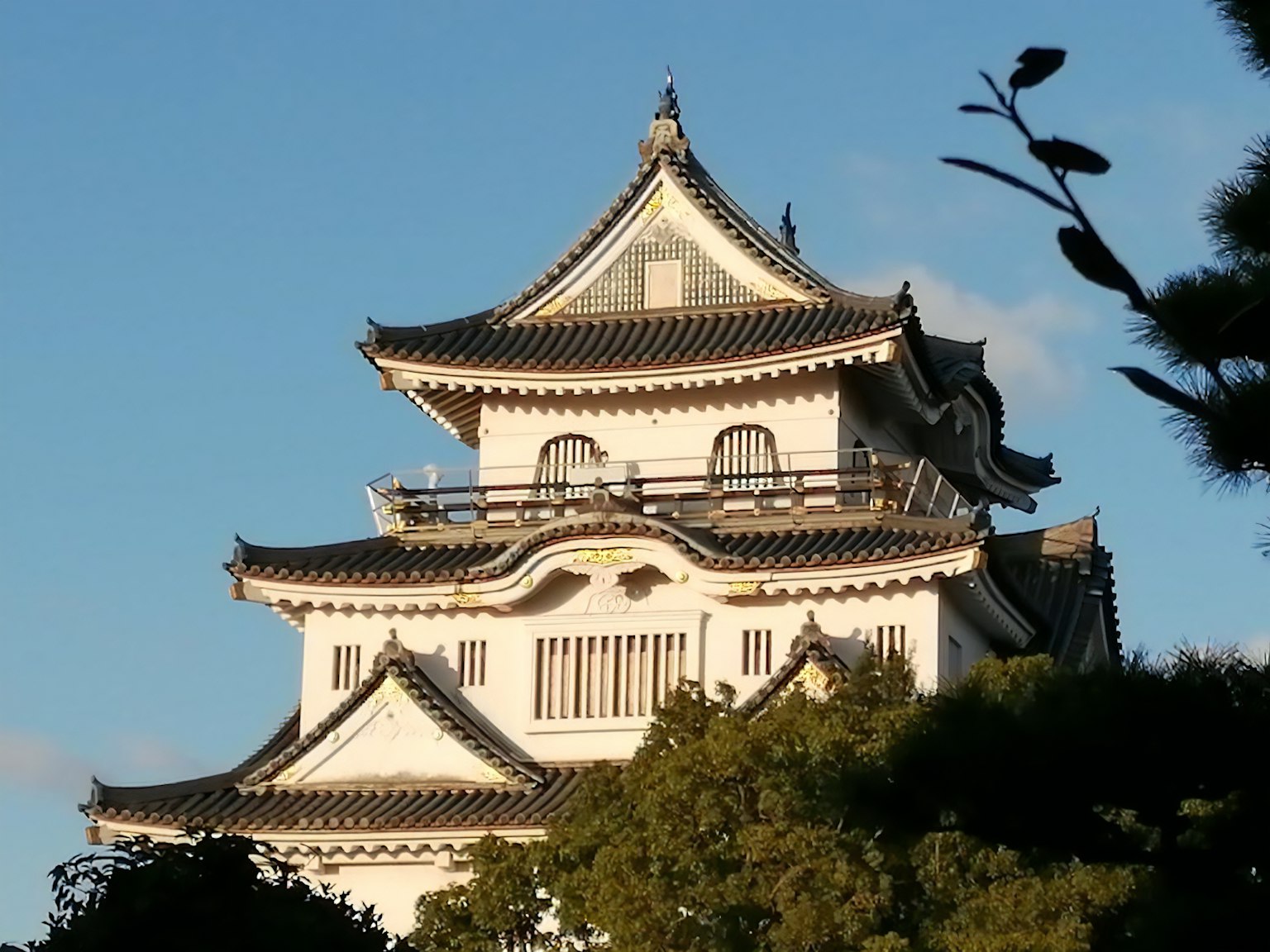 Atap kastil Jepang yang indah di bawah langit biru
