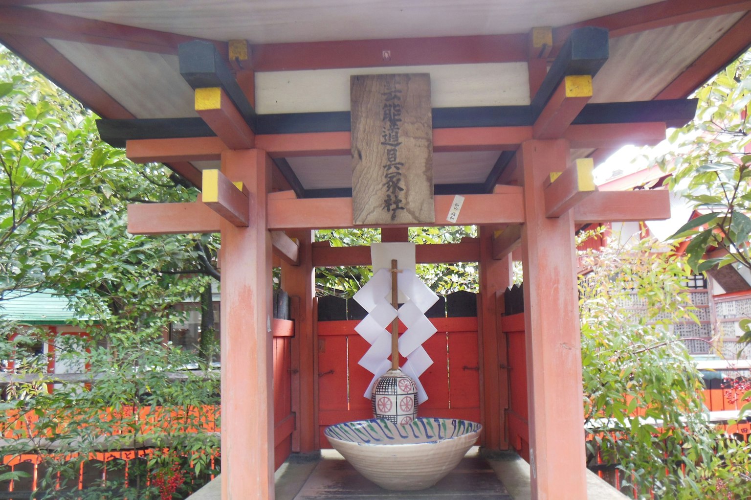 神社的水盆有紅色柱子和白色裝飾