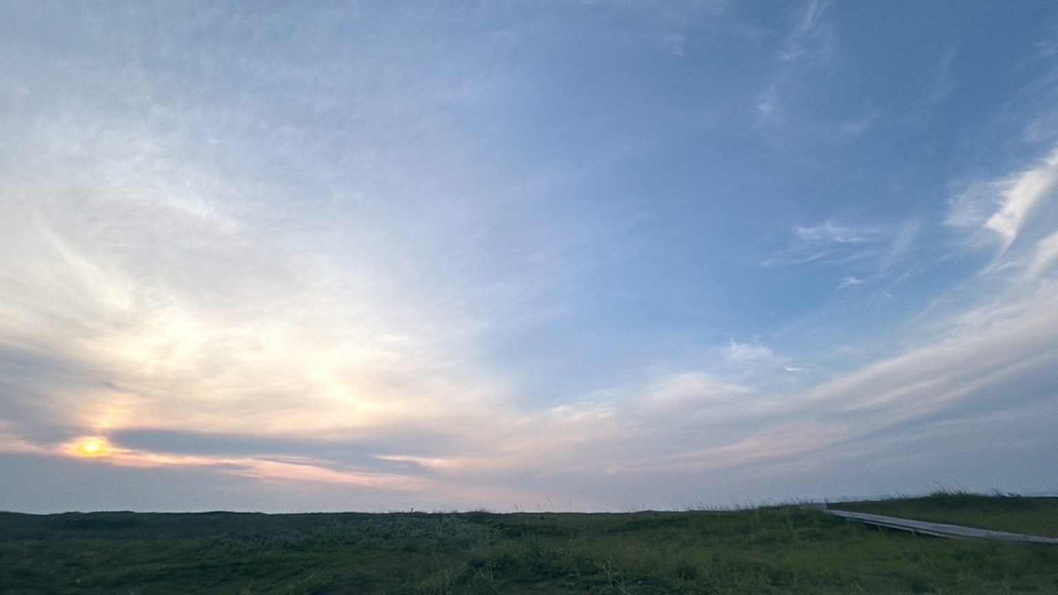 广阔草原和多彩天空的全景