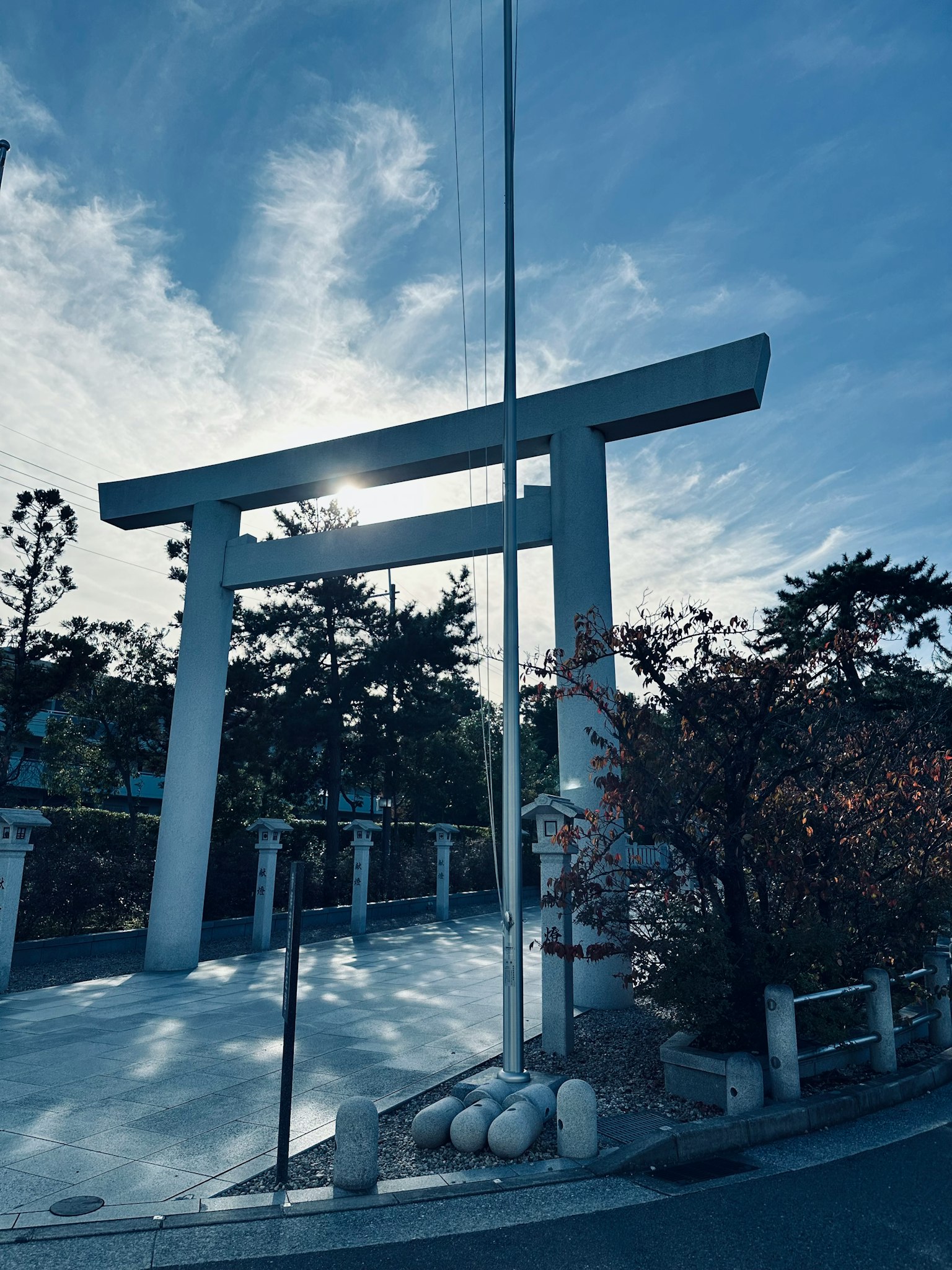 Gran puerta torii bajo un cielo azul con árboles alrededor