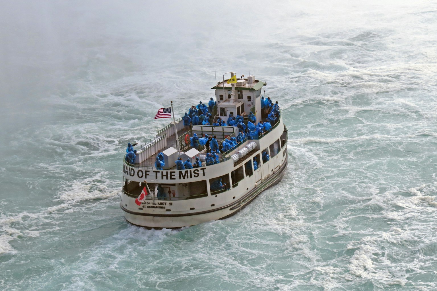 Barca chiamata Maid of the Mist che naviga in acque agitate