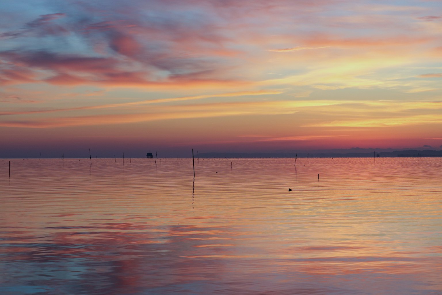 Hermoso atardecer reflejado en la superficie tranquila de un lago