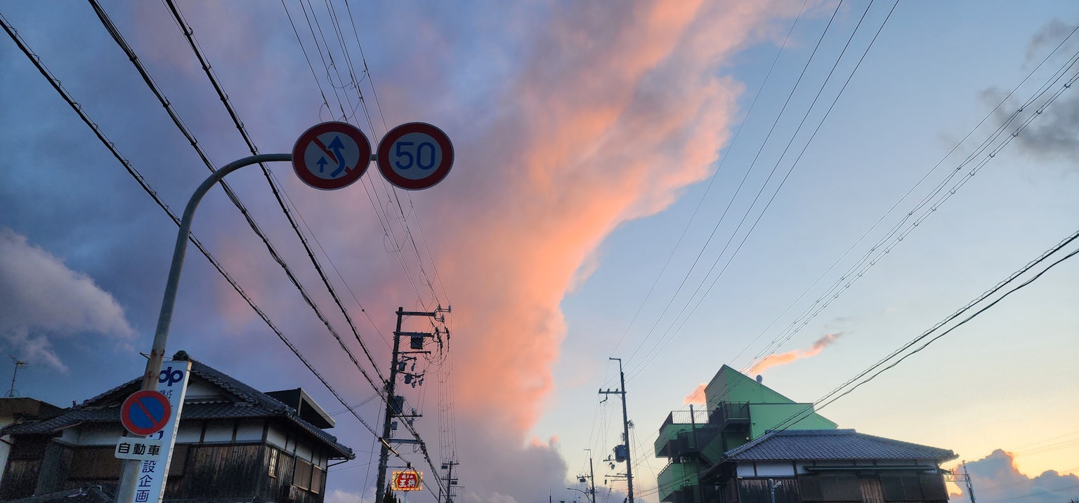 日落天空與多彩雲朵和電線杆
