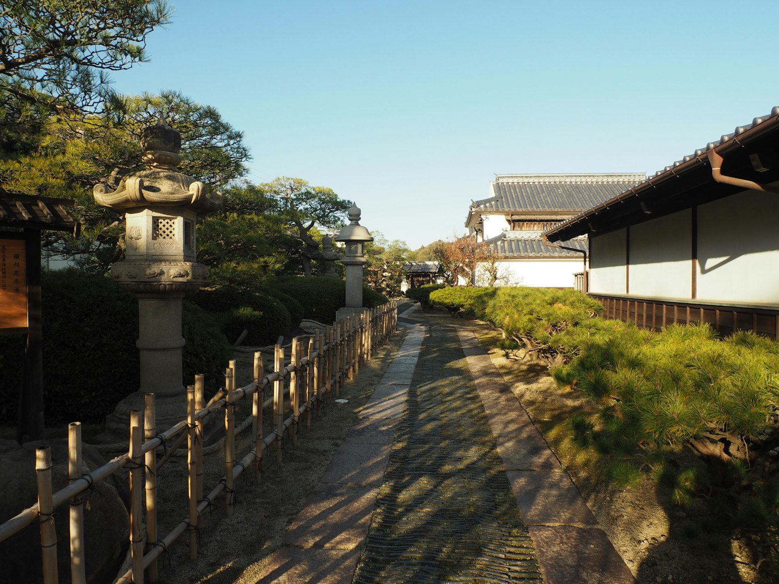 Jalan tenang di taman Jepang dengan bangunan tradisional
