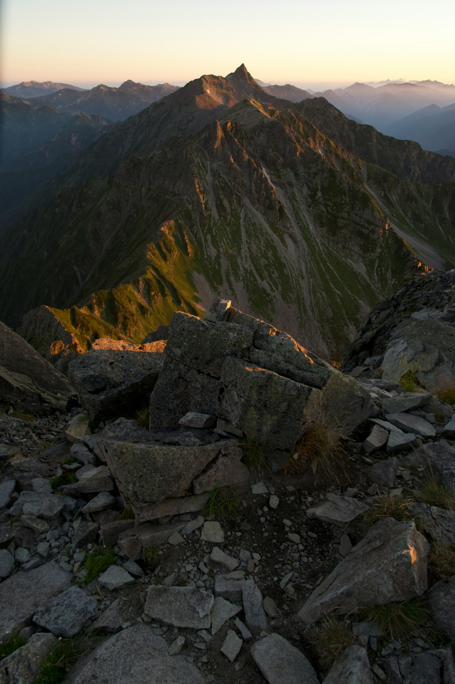 Vista panoramica dalla cima della montagna luce del tramonto che illumina i crinali
