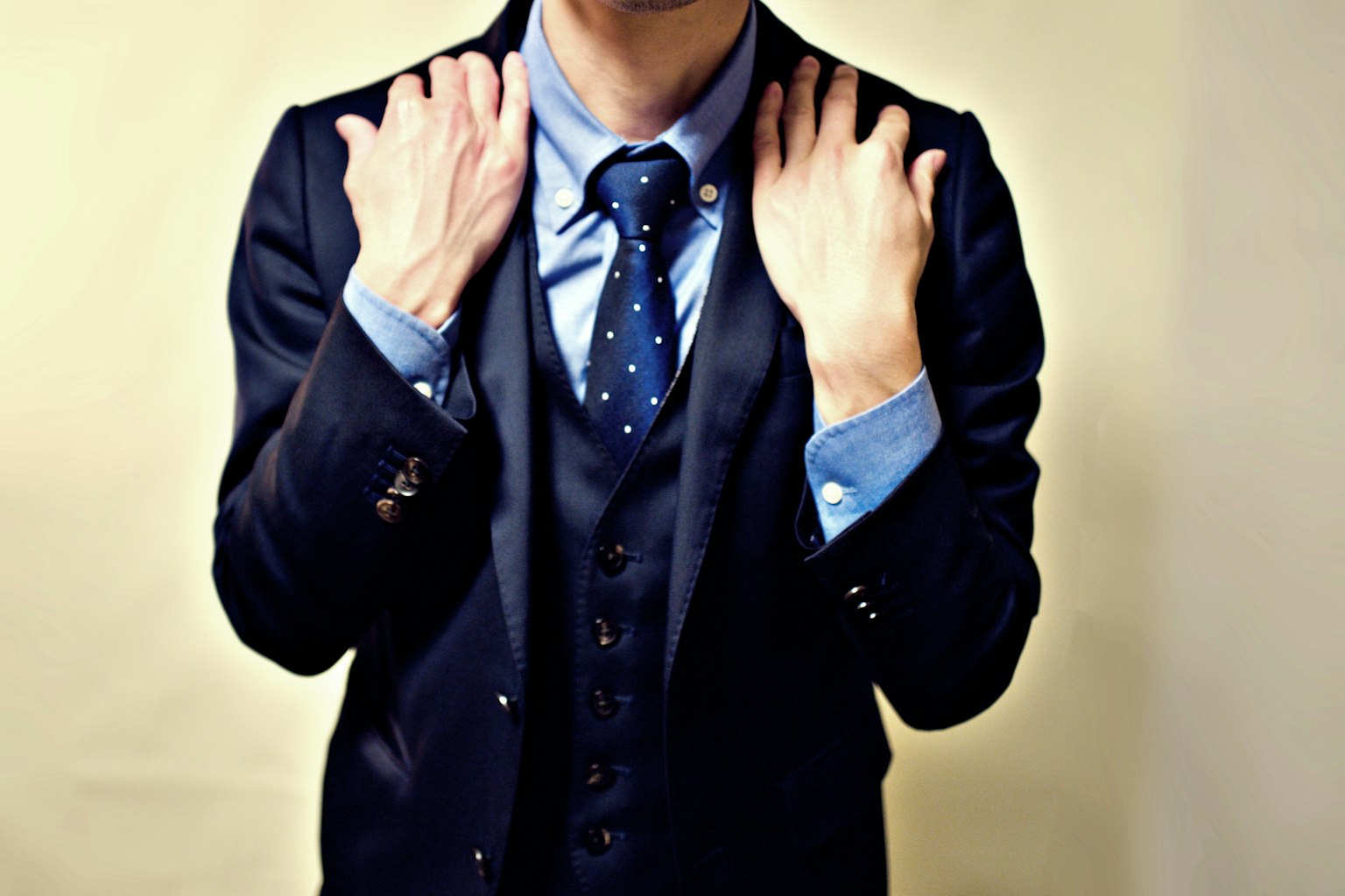 Un uomo in giacca che mostra la parte superiore del corpo con le mani sulle spalle Giacca e cravatta eleganti con una camicia blu chiaro