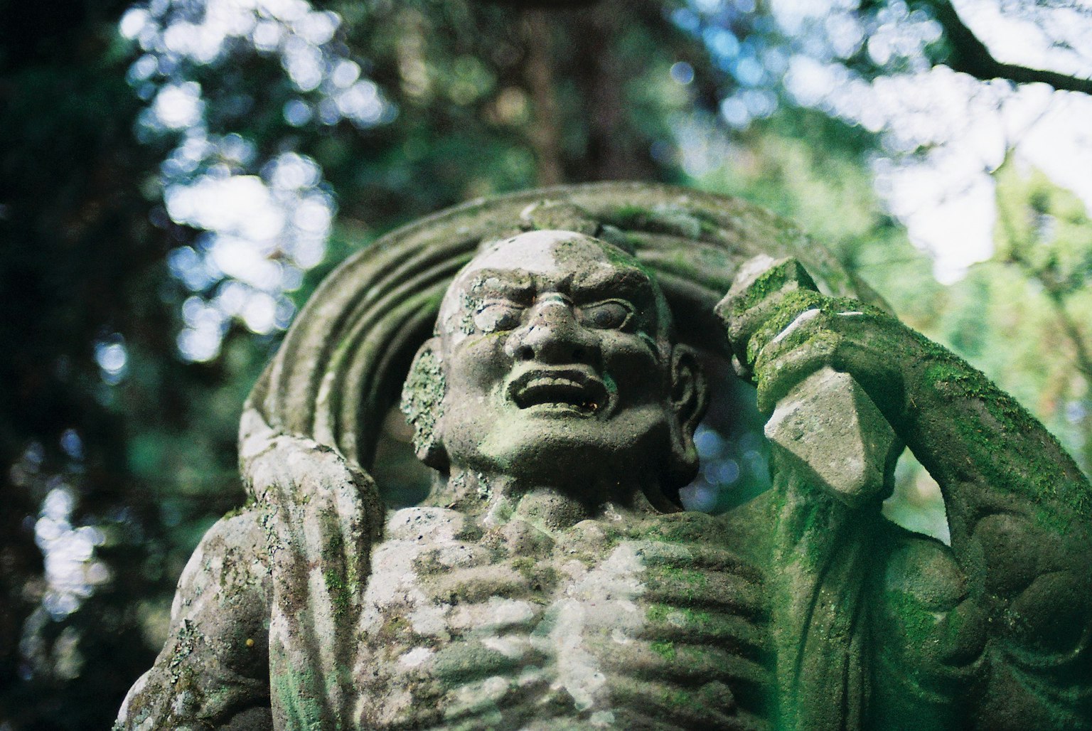 绿色石雕的凶猛恶魔手持剑