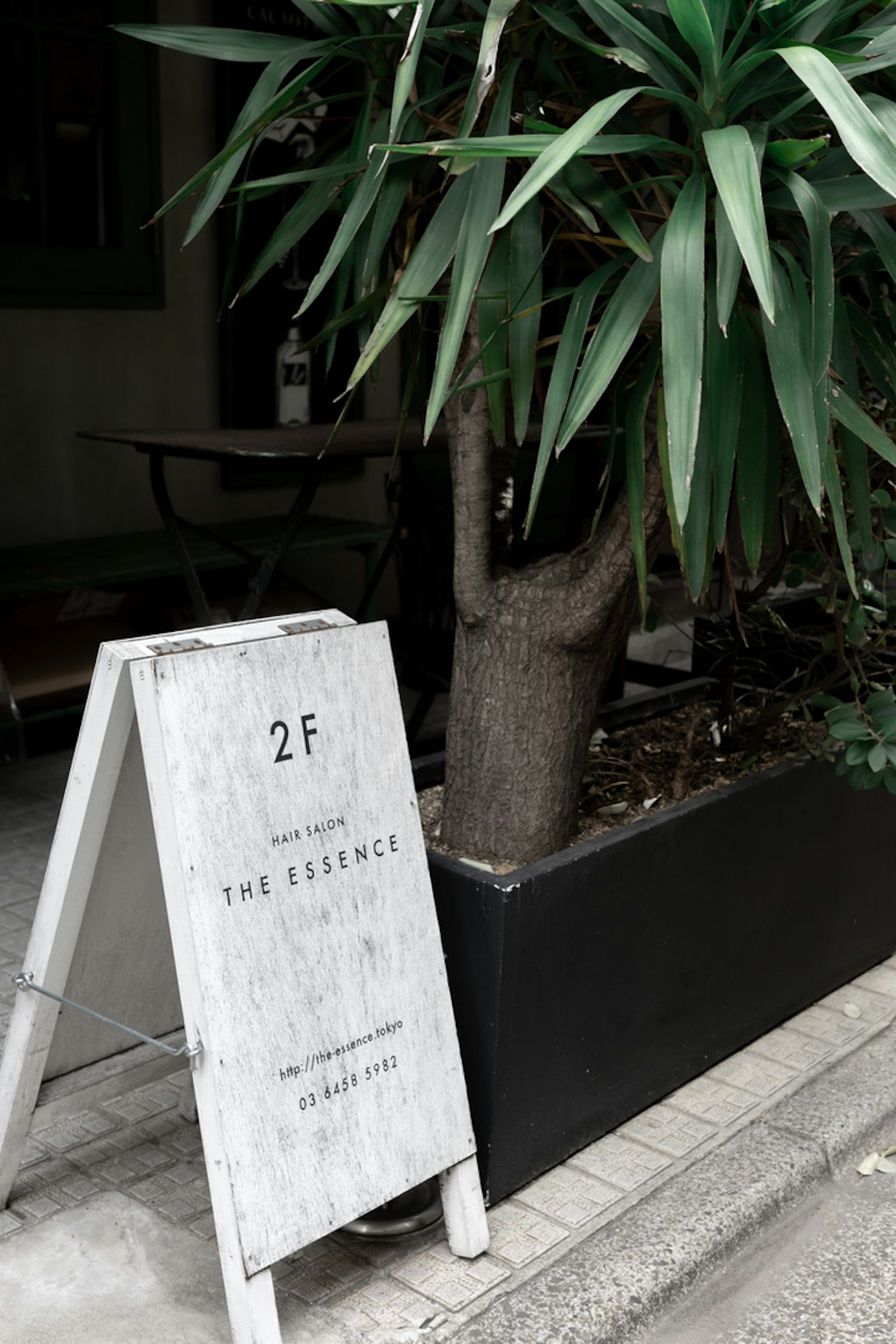 Cartel para un restaurante en el segundo piso con plantas cercanas
