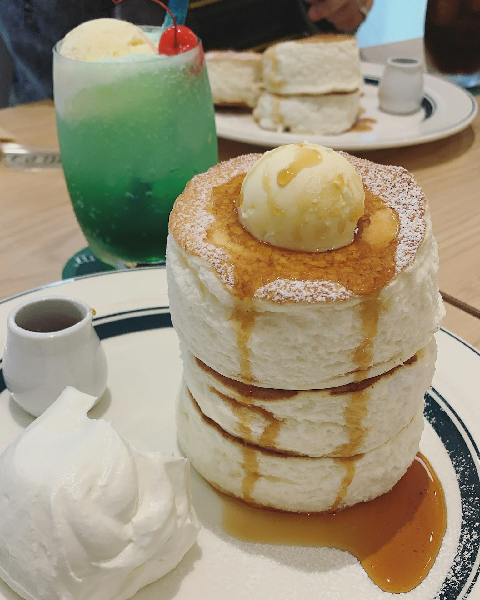 Bánh pancake mềm phủ kem và rưới siro phong