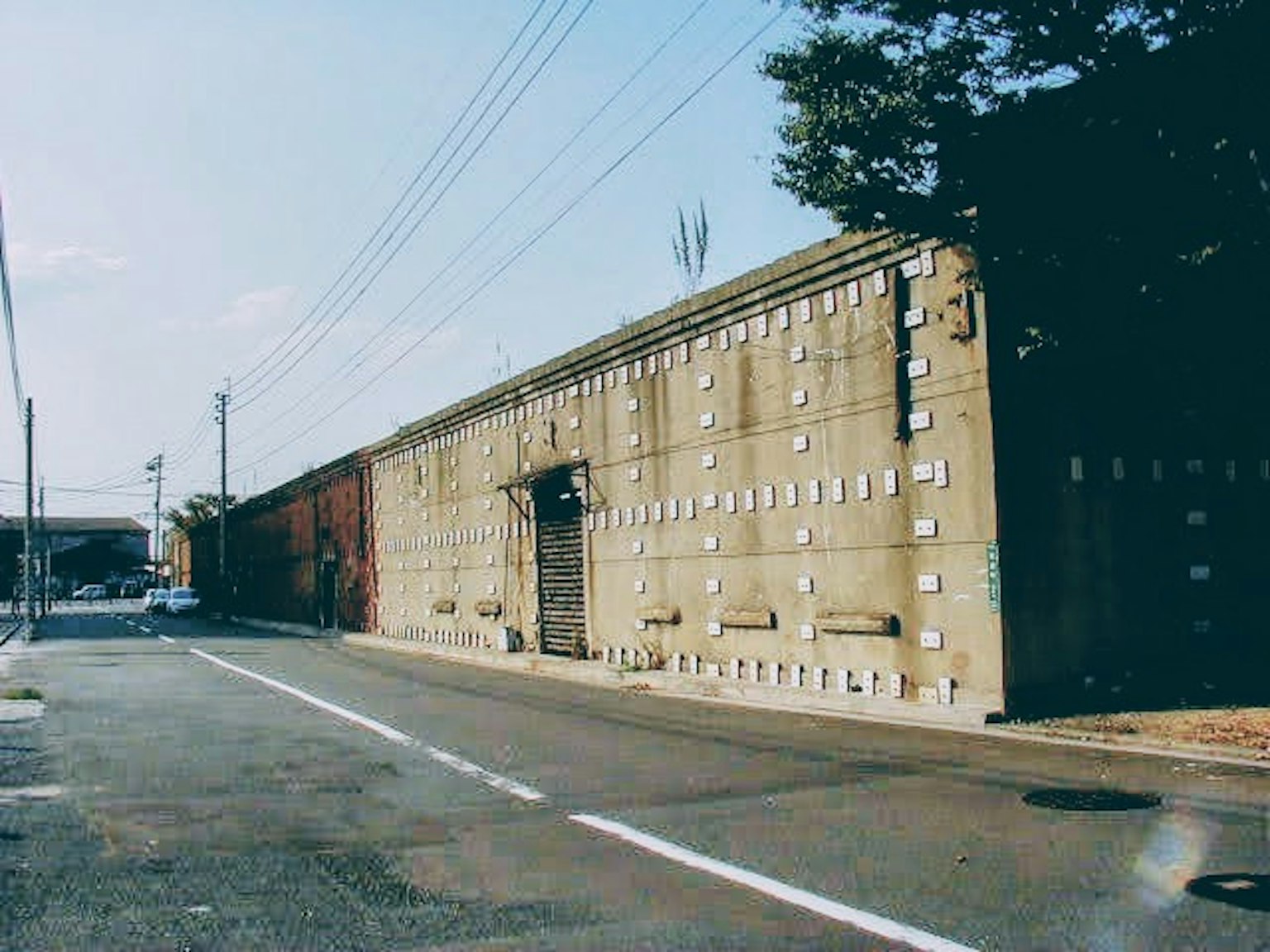 Pemandangan dinding beton di samping jalan