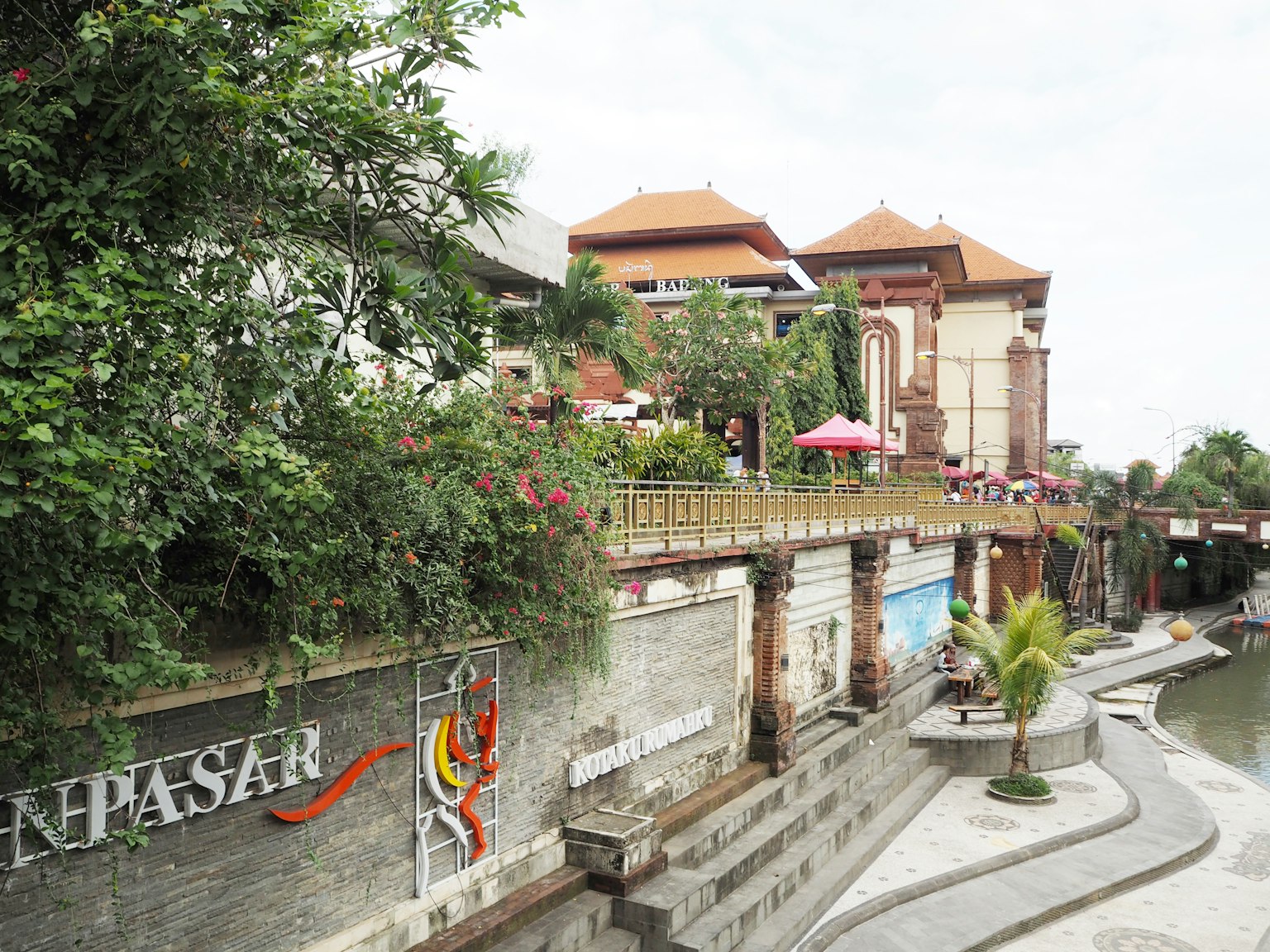 Khung cảnh thơ mộng của các tòa nhà ven sông và cây cối xanh tươi