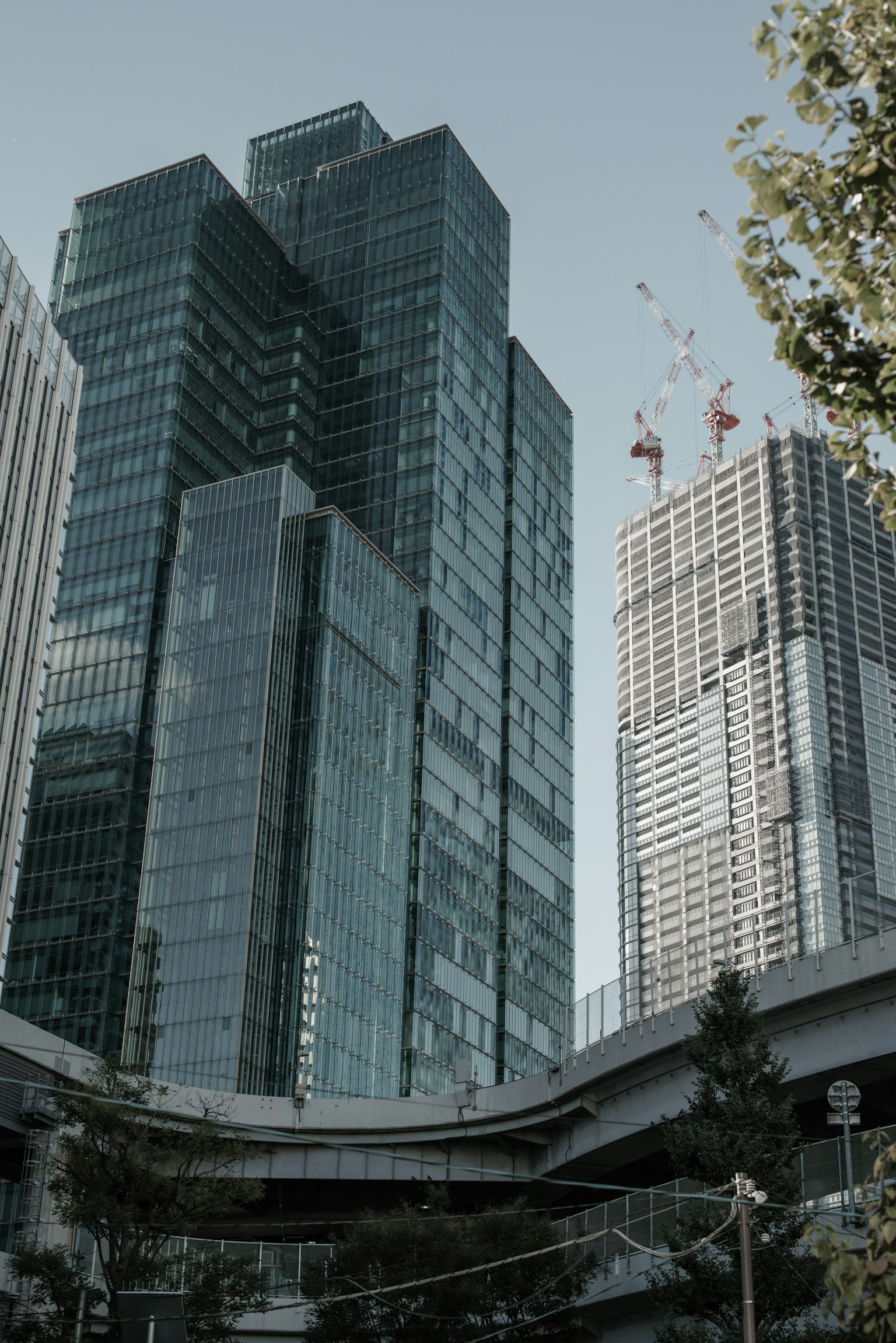 ทิวทัศน์เมืองที่มีตึกระฟ้าและสถานที่ก่อสร้าง