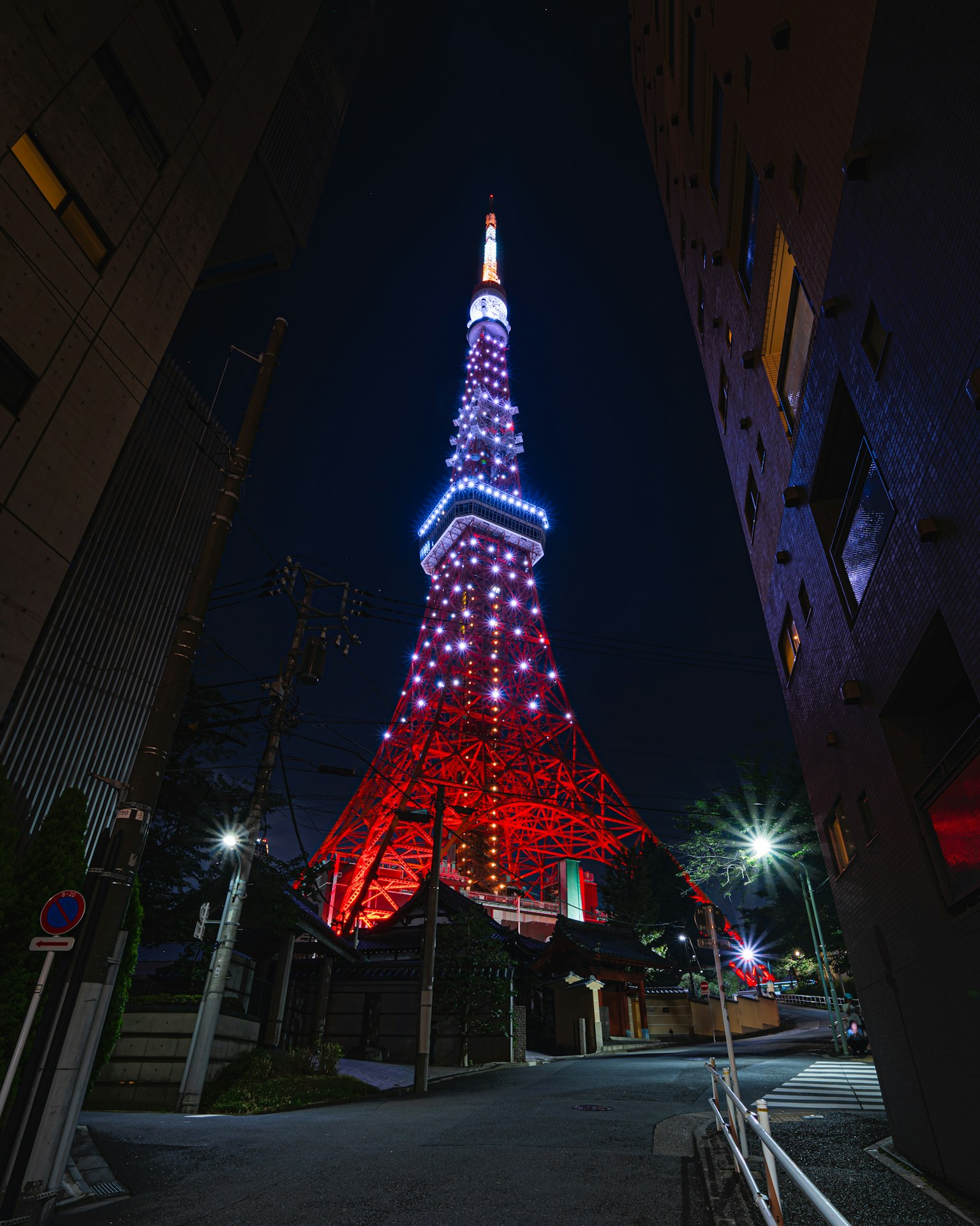 Torre de Tokio de noche iluminada en rojo y azul