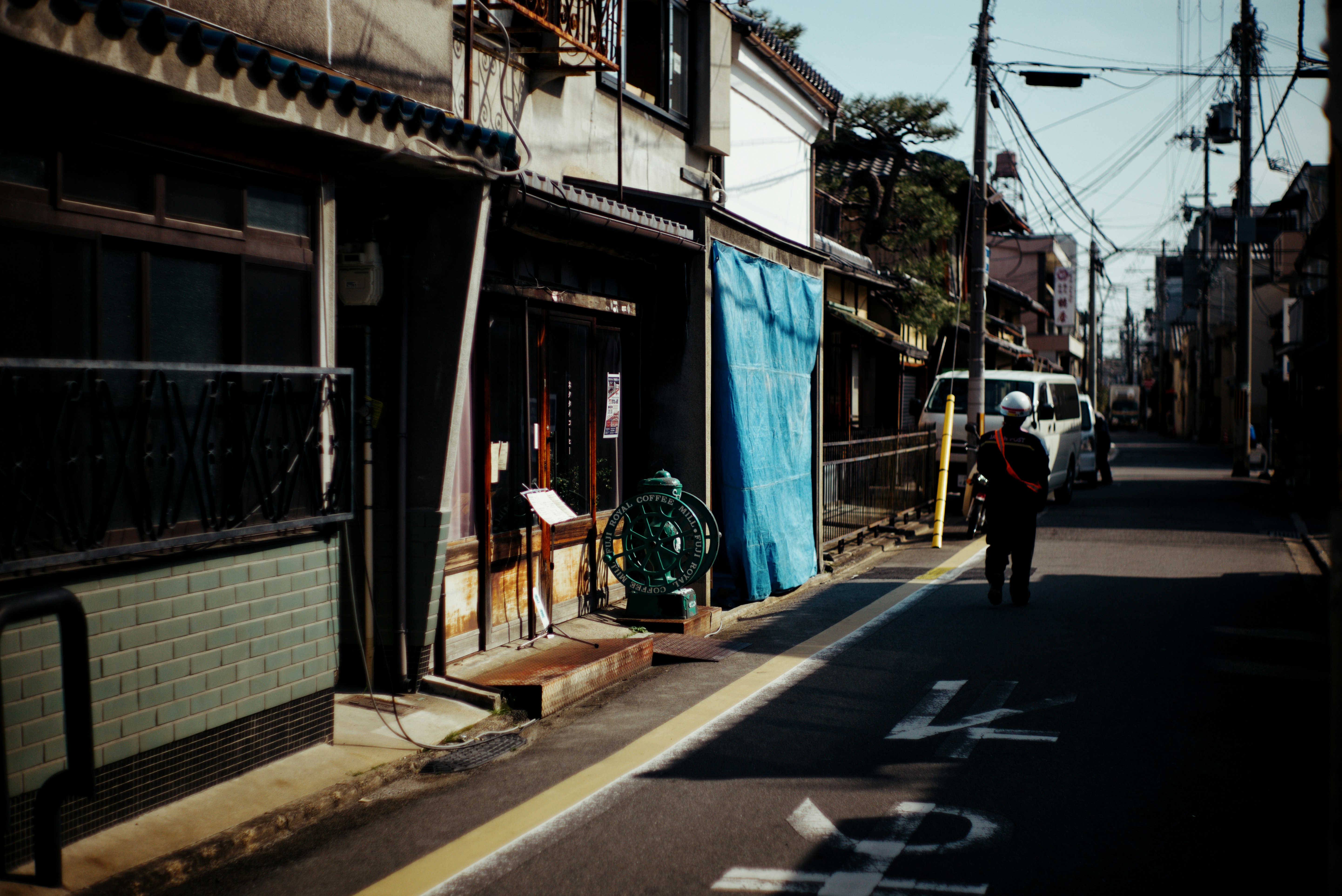 callejón de Kioto con bicicletas y comercios