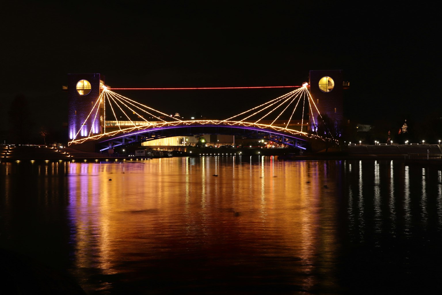 Bellissimo ponte sospeso di notte con luci colorate