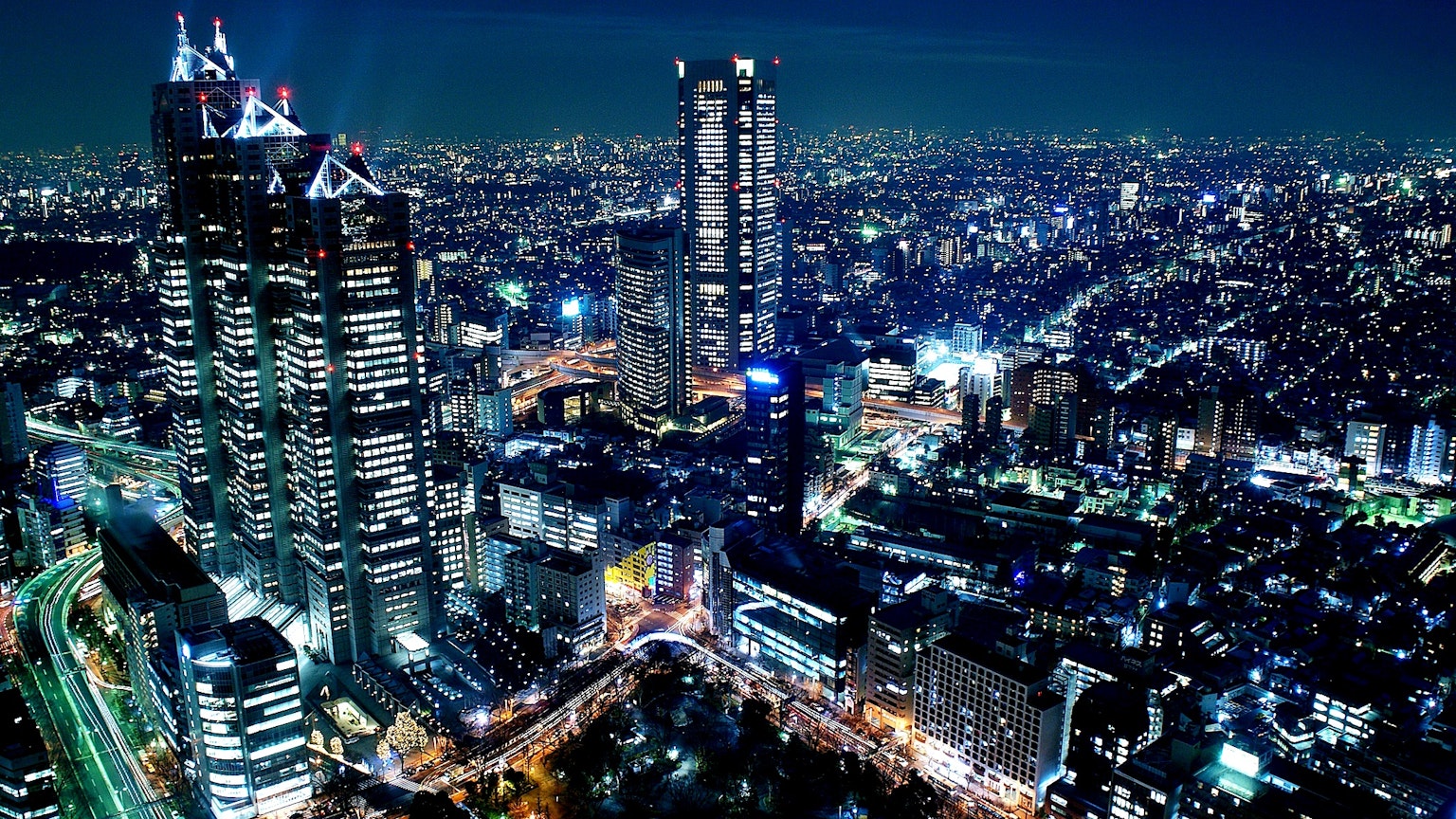 Pemandangan malam Tokyo dengan gedung pencakar langit dan lampu kota