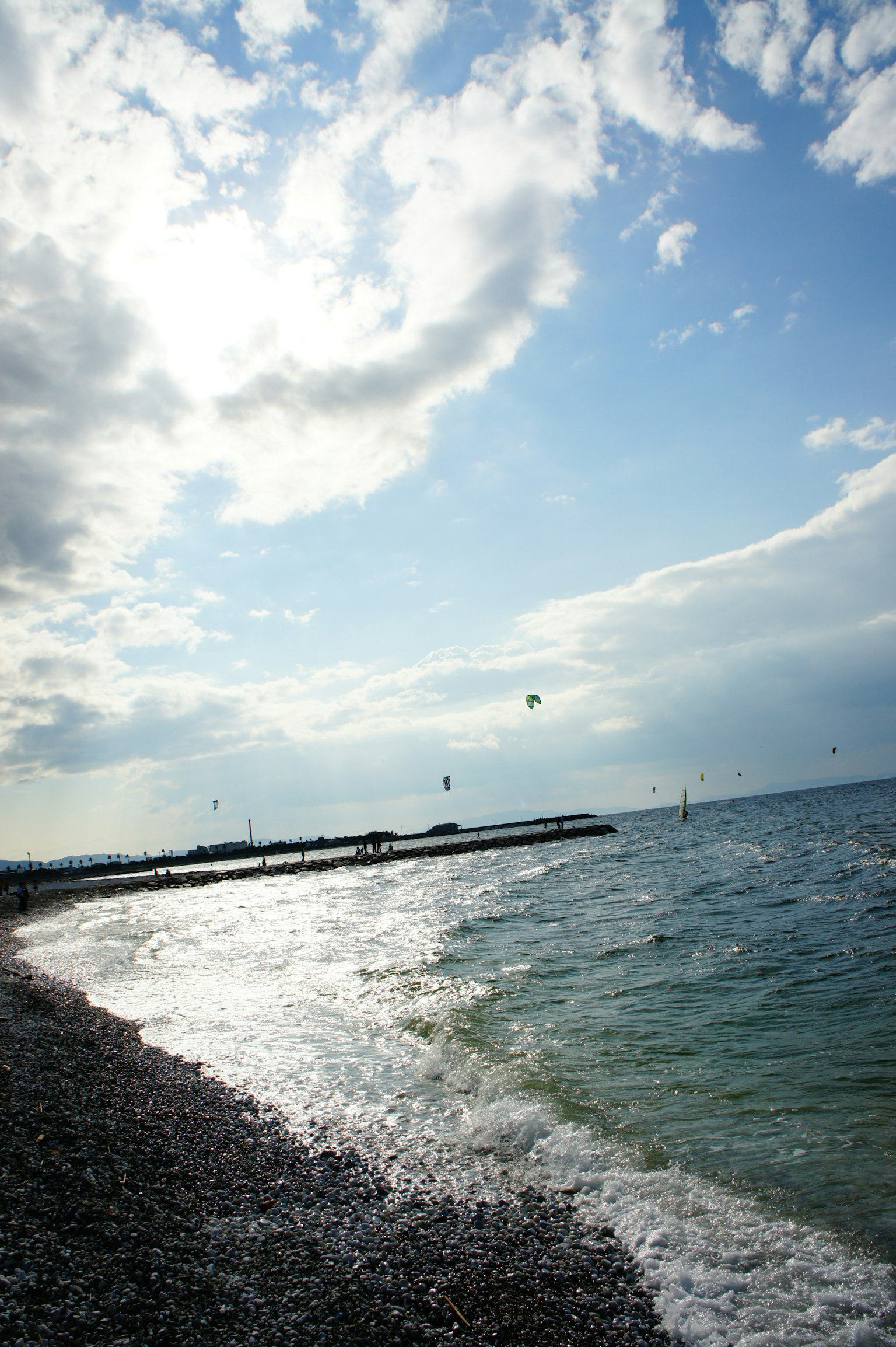 Küstenlandschaft mit blauem Meer und Himmel sanfte Wellen am Ufer