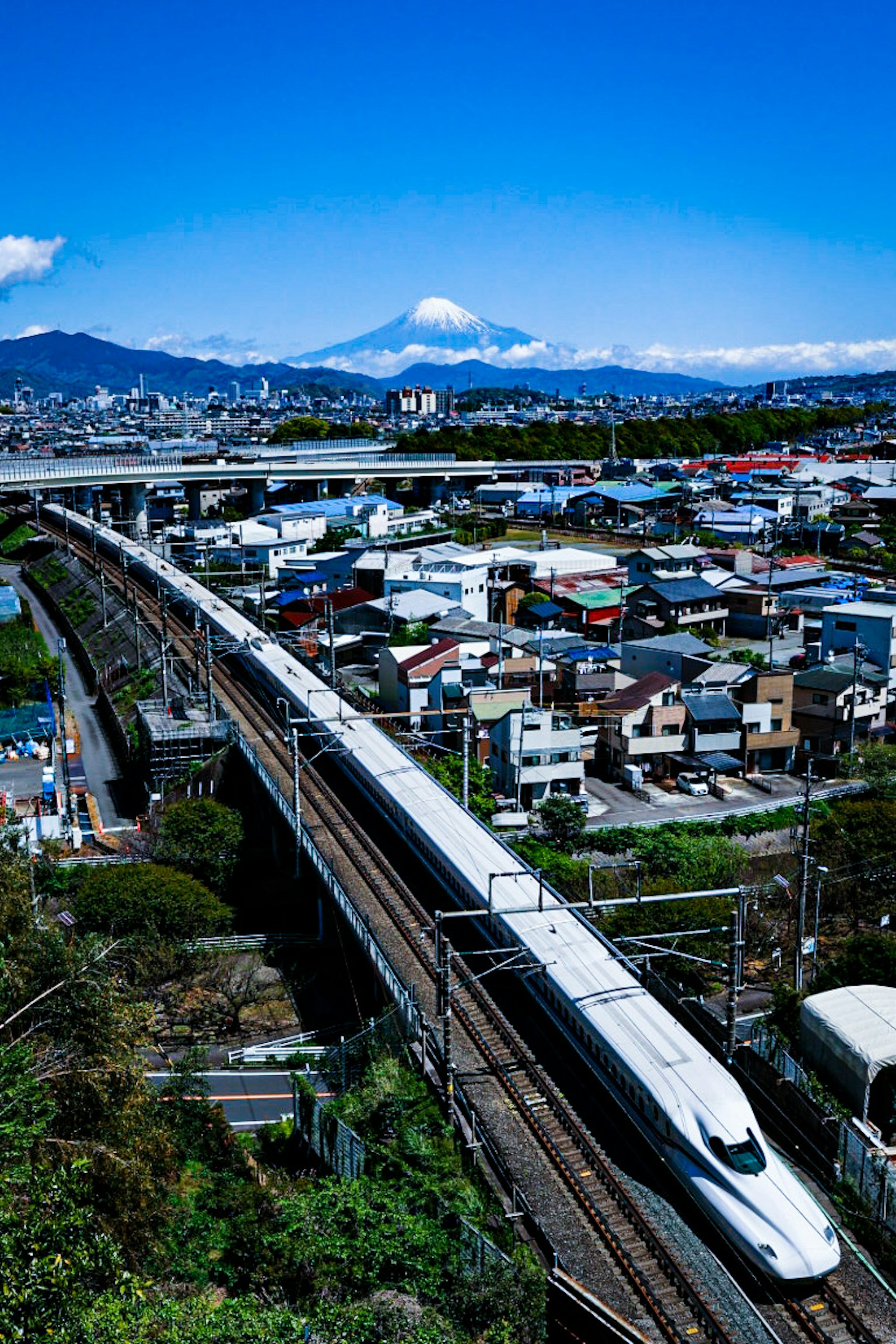Paesaggio urbano con Shinkansen e Monte Fuji sullo sfondo