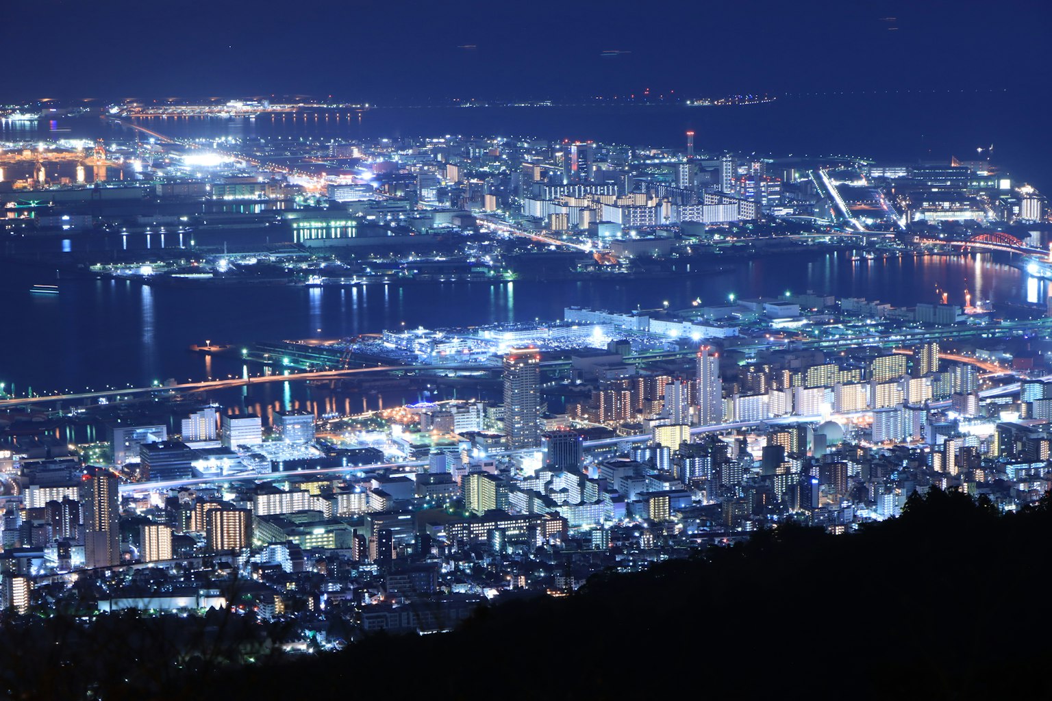 Vue nocturne époustouflante d'une ville illuminée de lumières colorées