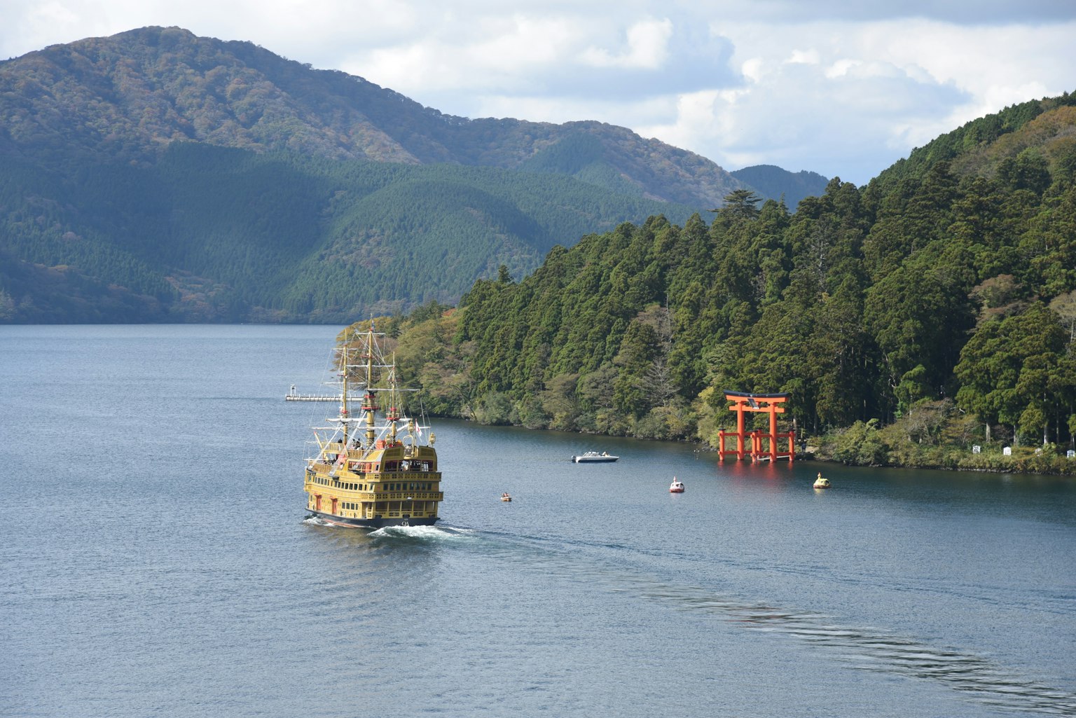 湖面上航行的大船及周圍山脈的風景