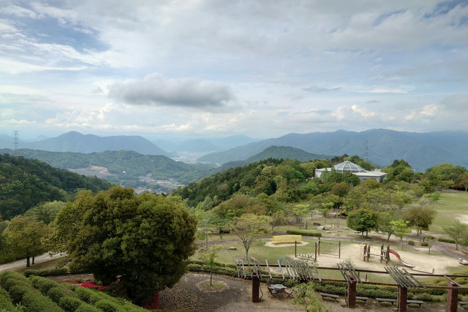 郁郁葱葱的山脉和游乐场的风景