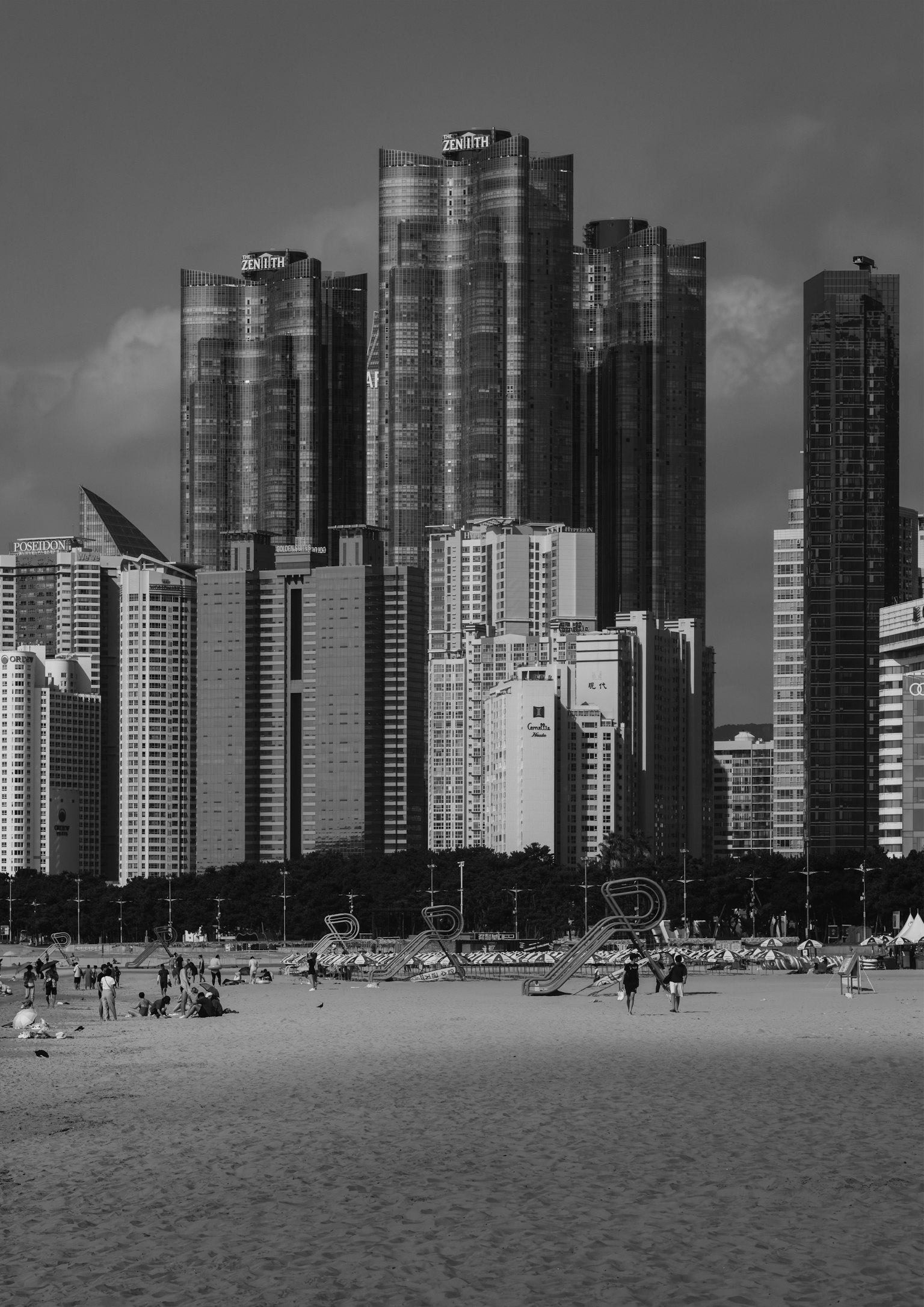 ビーチと高層ビルの風景 モノクロの都市景観