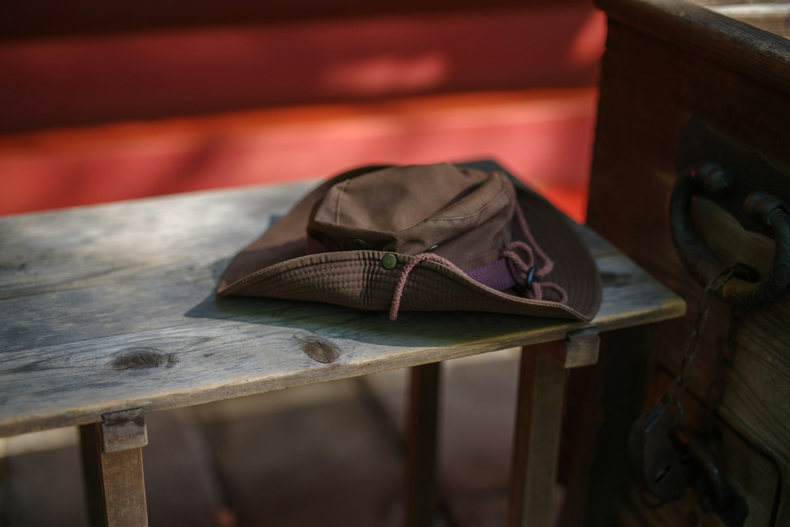 Sombrero marrón sobre una mesa de madera
