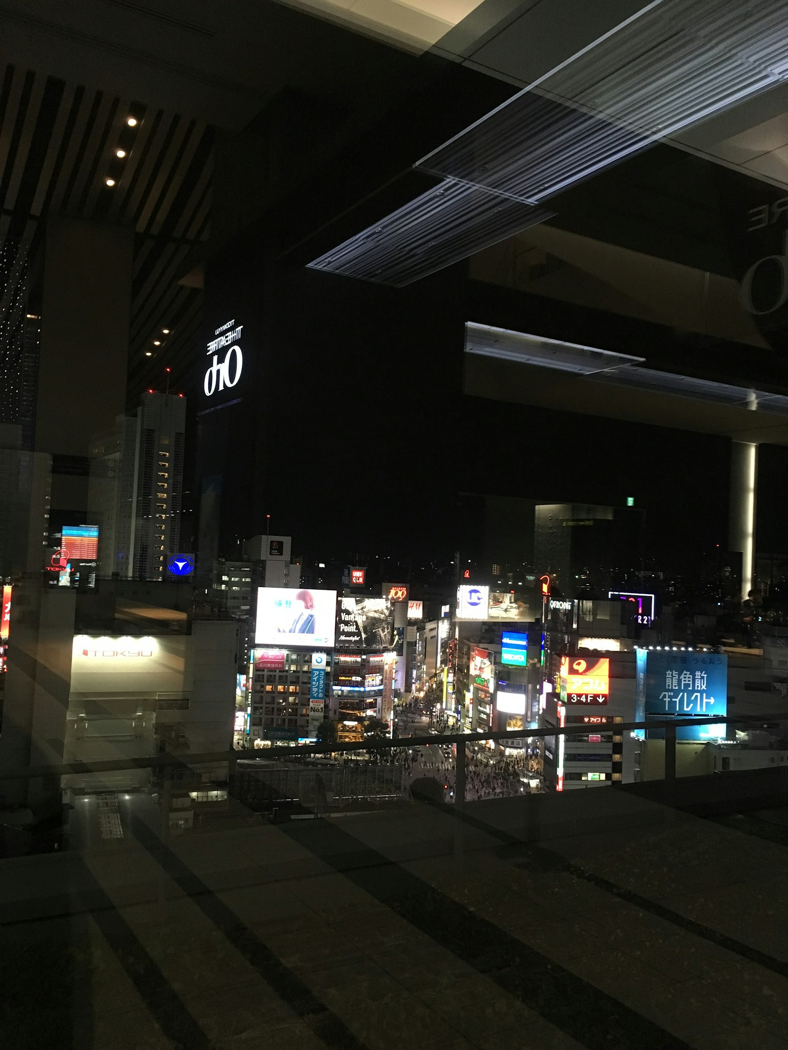 เส้นขอบฟ้าของเมืองในเวลากลางคืนพร้อมป้ายโฆษณาสว่าง