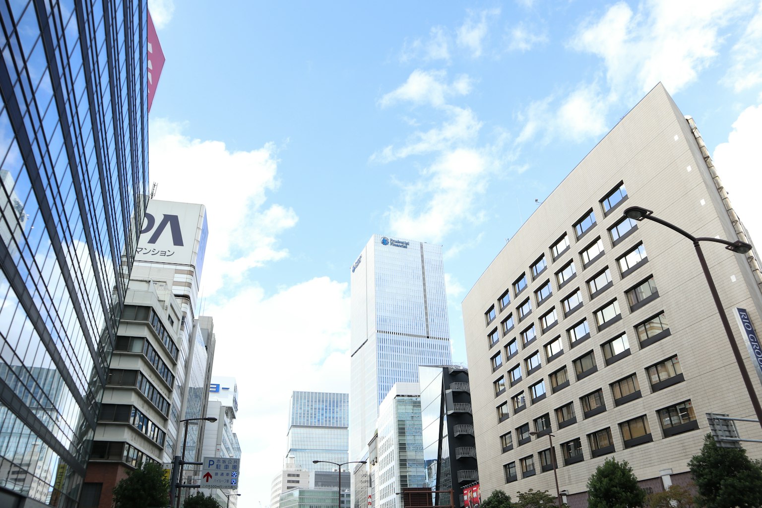 城市風景，有摩天大樓和藍天白雲