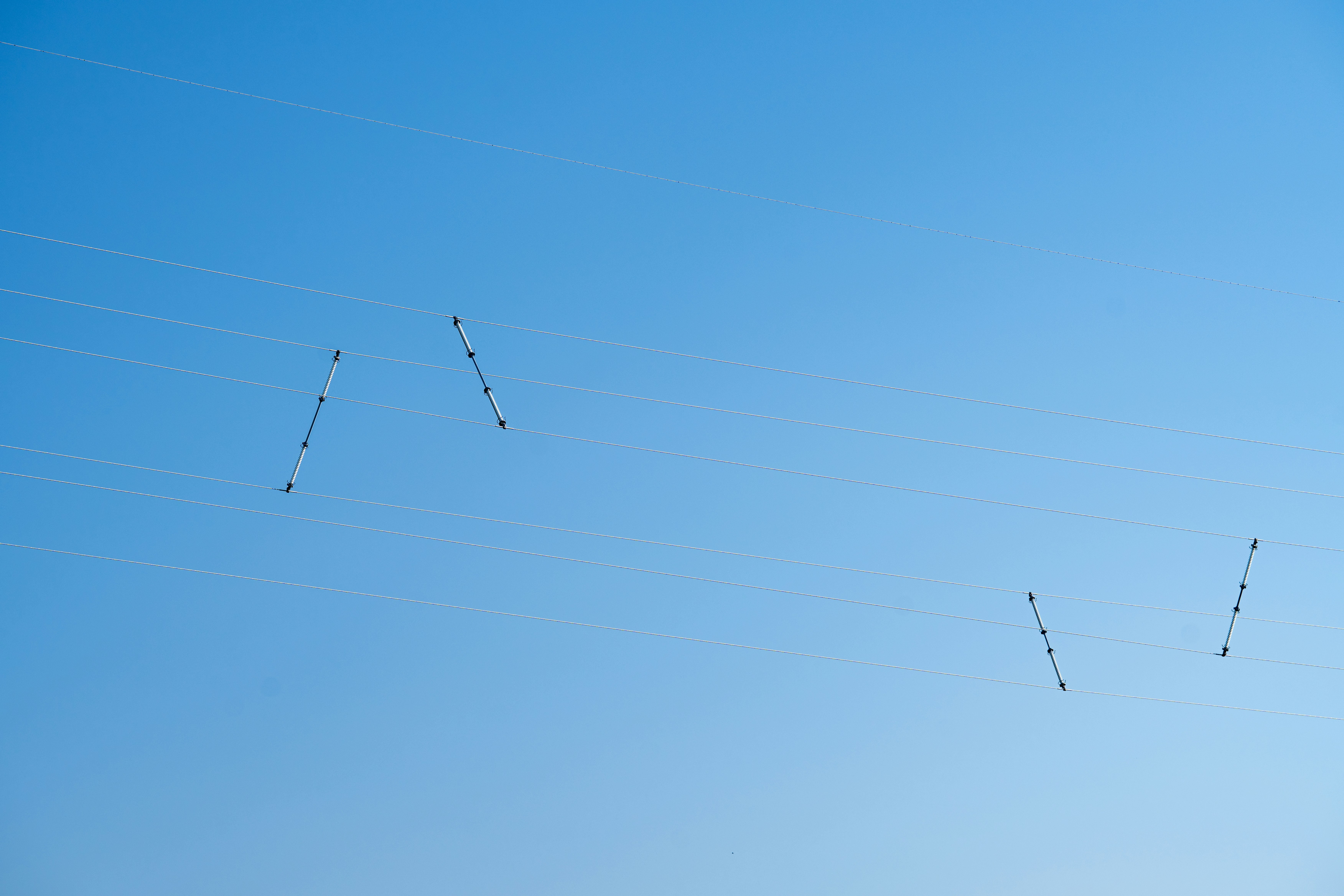 青空に浮かぶ送信アンテナの支柱