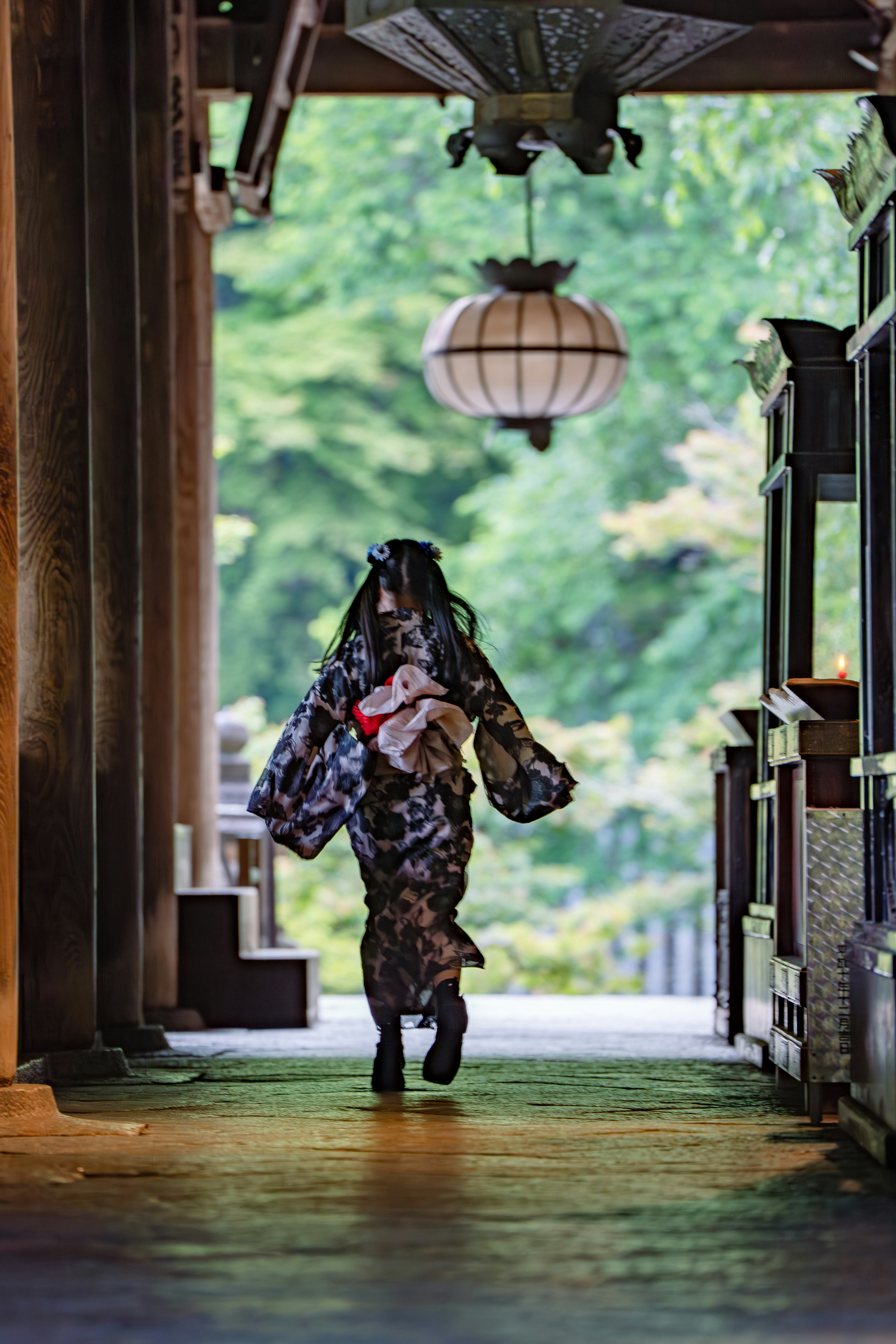 長谷寺の本堂で誰もいない静かな回廊を歩く僧侶