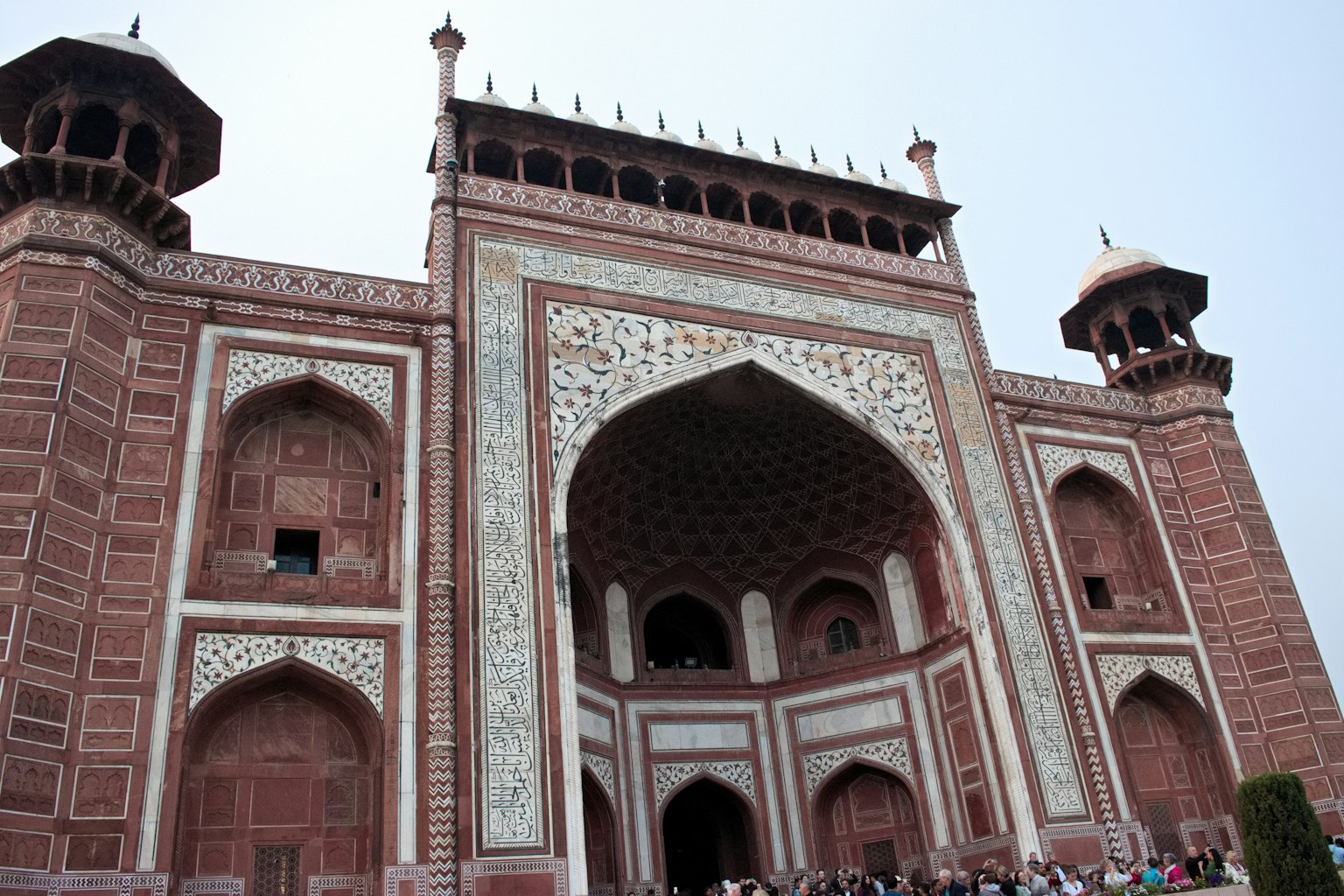 Großer Eingang des Taj Mahal mit komplizierten Mustern