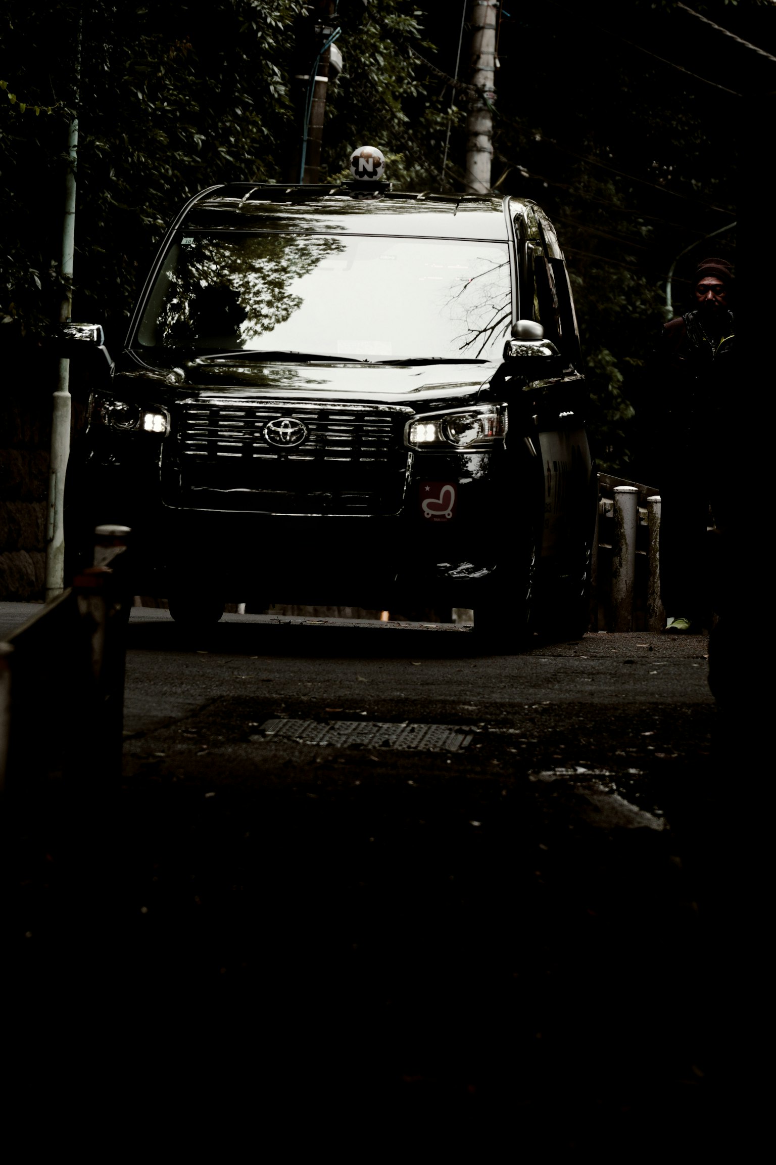 Ein schwarzes Fahrzeug in einer engen Gasse geparkt