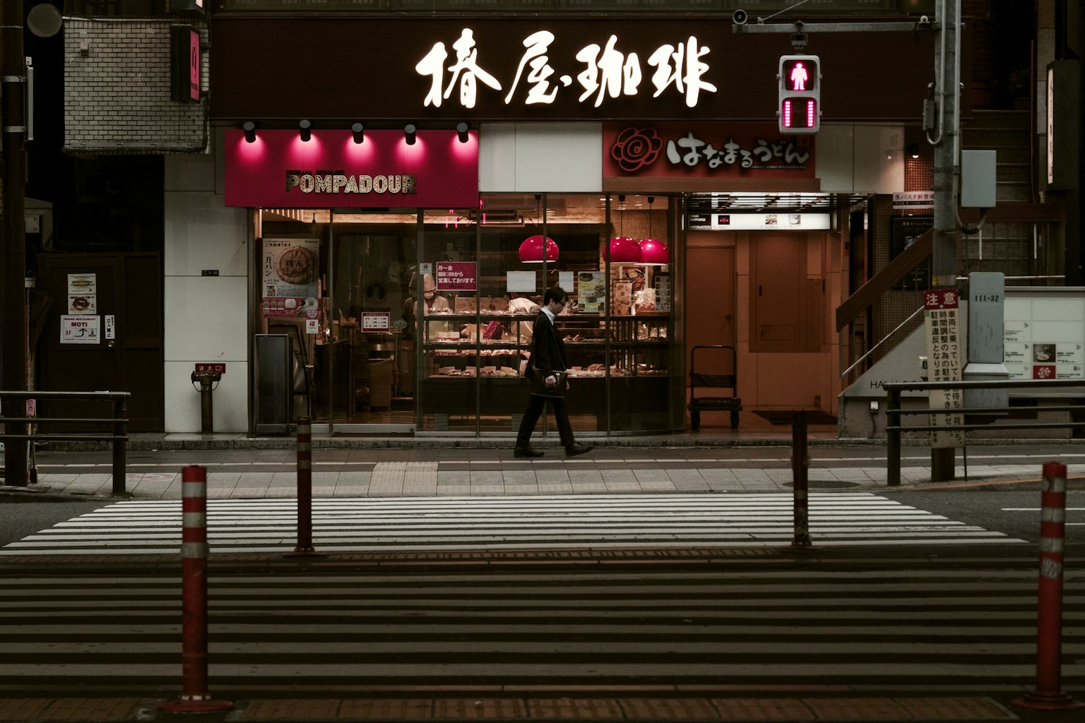 夜晚咖啡馆的外观和街上走的人