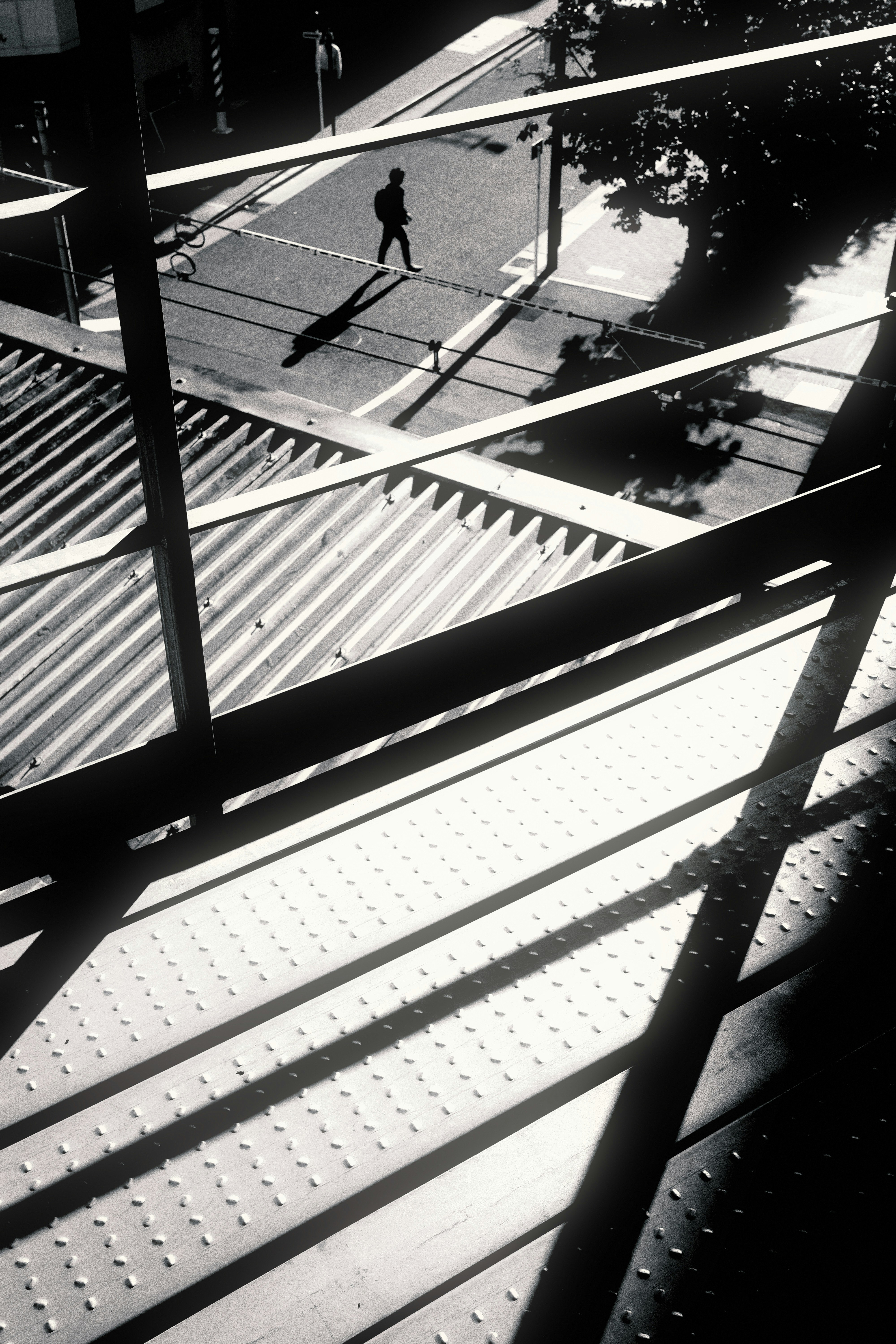 Street snap en noir et blanc : escaliers et passage piéton à l’angle d’une rue